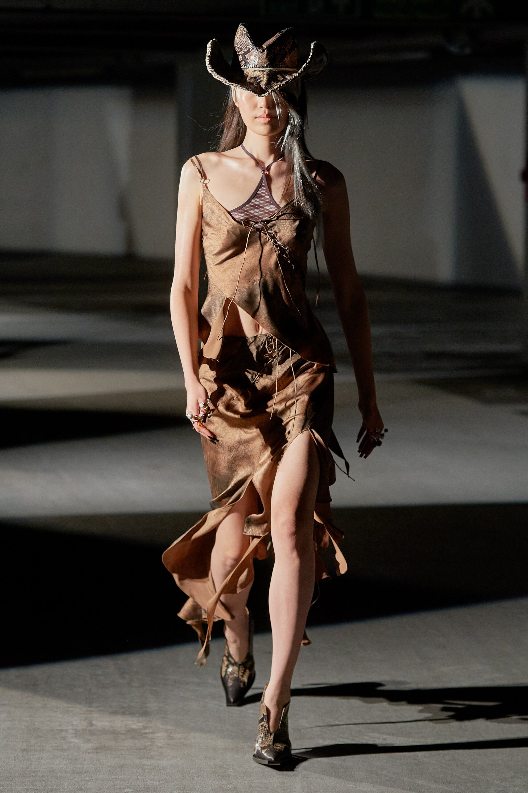 00009-KNWLS-Spring-22-RTW-London-credit-gorunway.jpg