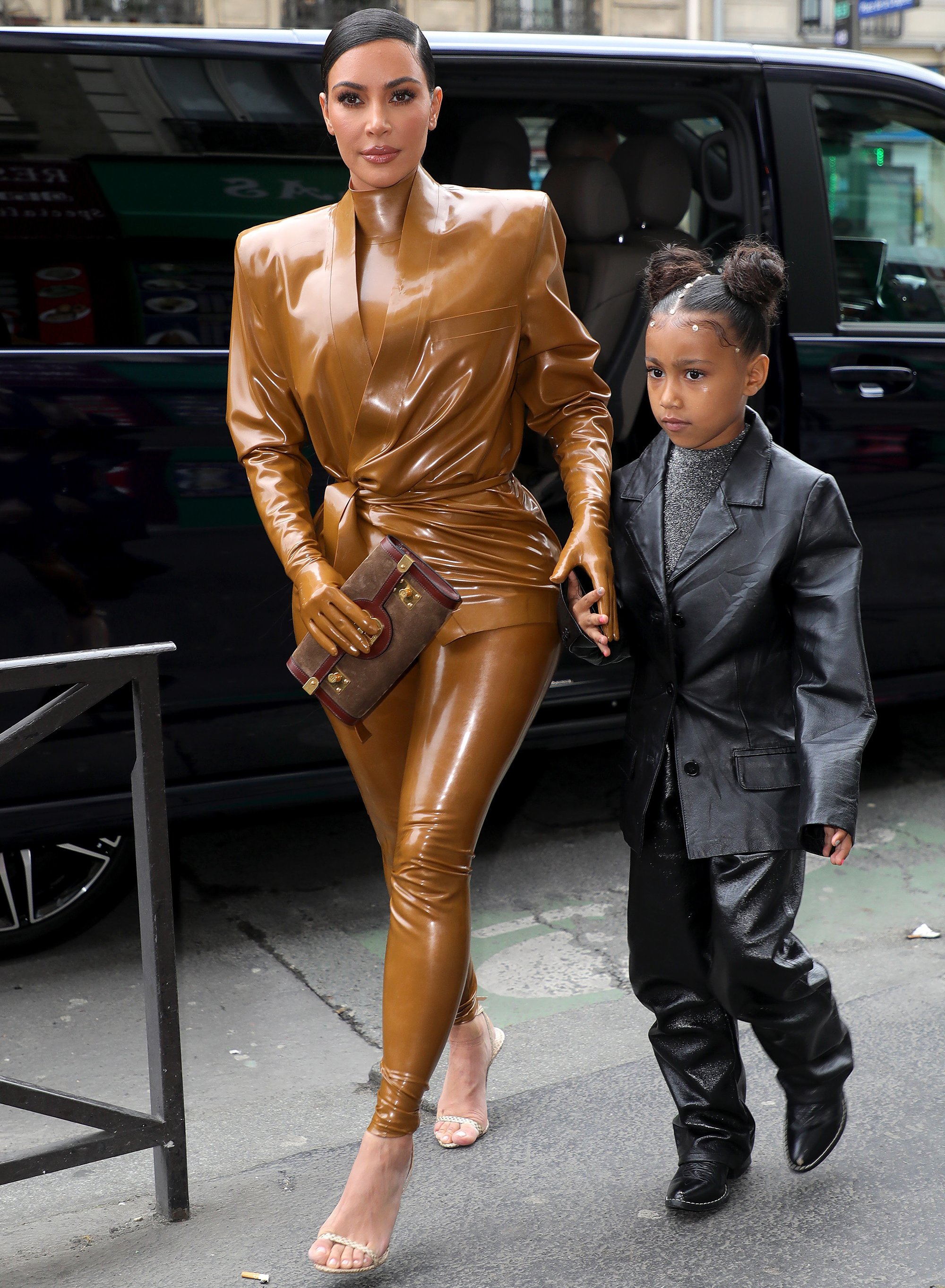 30120-kim-kardashian-north-west-1.jpg