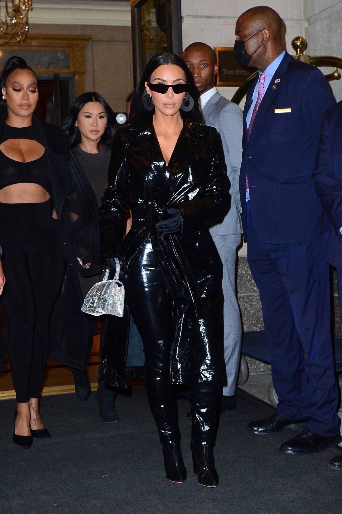 kim-kardashian-rocks-an-all-black-vinyl-look-while-as-she-leaves-her-hotel-for-a-night-out-in-new-york-city-110921_4.jpg