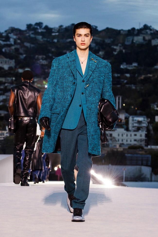 Versace-Fall-2023-Collection-Runway-FashionStyle-Tom-Lorenzo-Site-50.jpg