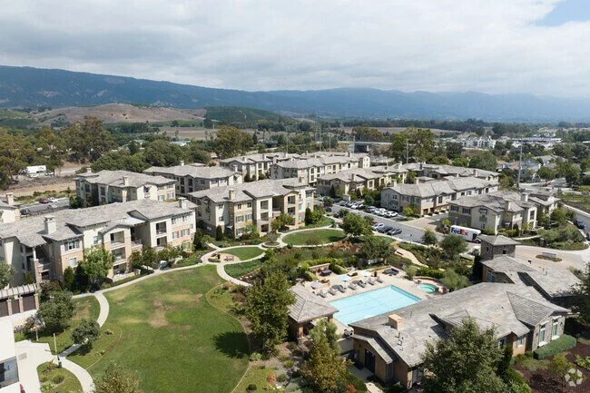 Hollister Village - Goleta