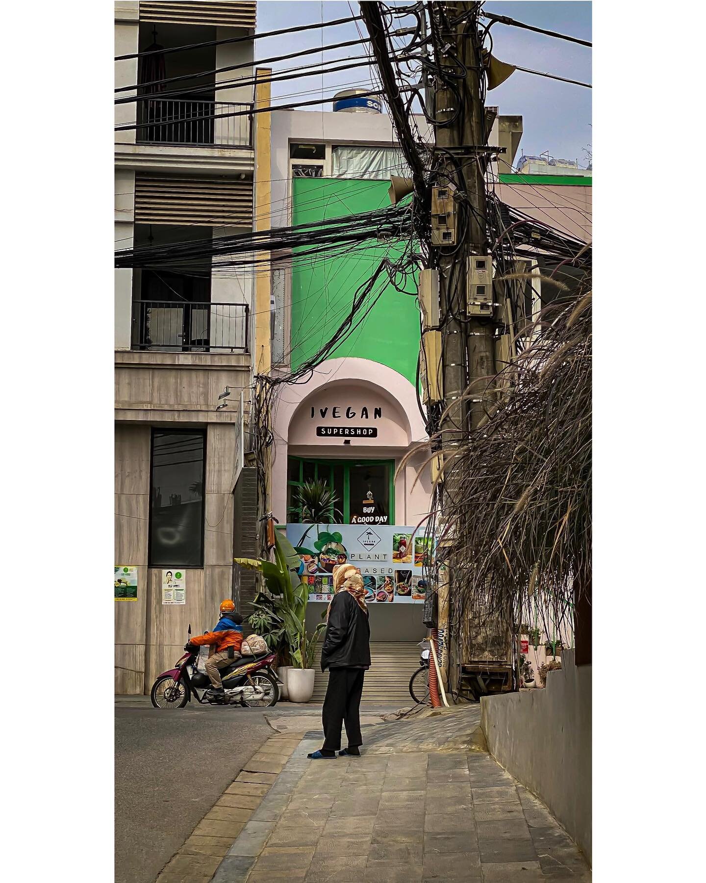 #hanoivietnam #hanoi #vietnam #visitvistnam #christmasvietnam #portraitphotography  #33trekking #natgeo #natgeotravel #photography #worldtravel #shotoniphone #travelphotography #travelandleisureasia #livelaughlove #adobe #lightroom #photoblog #yoga #