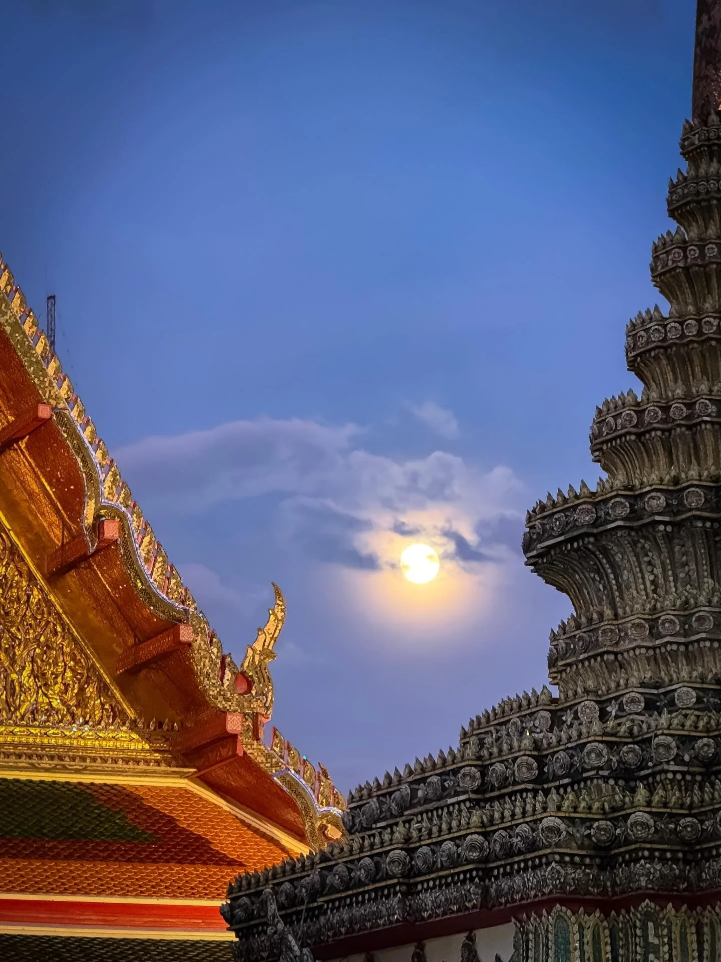 #bangkok #thailand #visitthailand  #summerthailand #portraitphotography
#33trekking #natgeo #natgeotravel
#photography #worldtravel #shotoniphone #travelphotography #travelandleisureasia #live laugh love #adobe #lightroom #photoblog #tourism #thailif