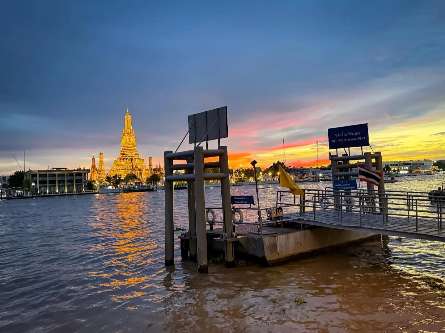 #bangkok #thailand #visitthailand  #summerthailand #portraitphotography
#33trekking #natgeo #natgeotravel
#photography #worldtravel #shotoniphone #travelphotography #travelandleisureasia #live laugh love #adobe #lightroom #photoblog #tourism #thailif