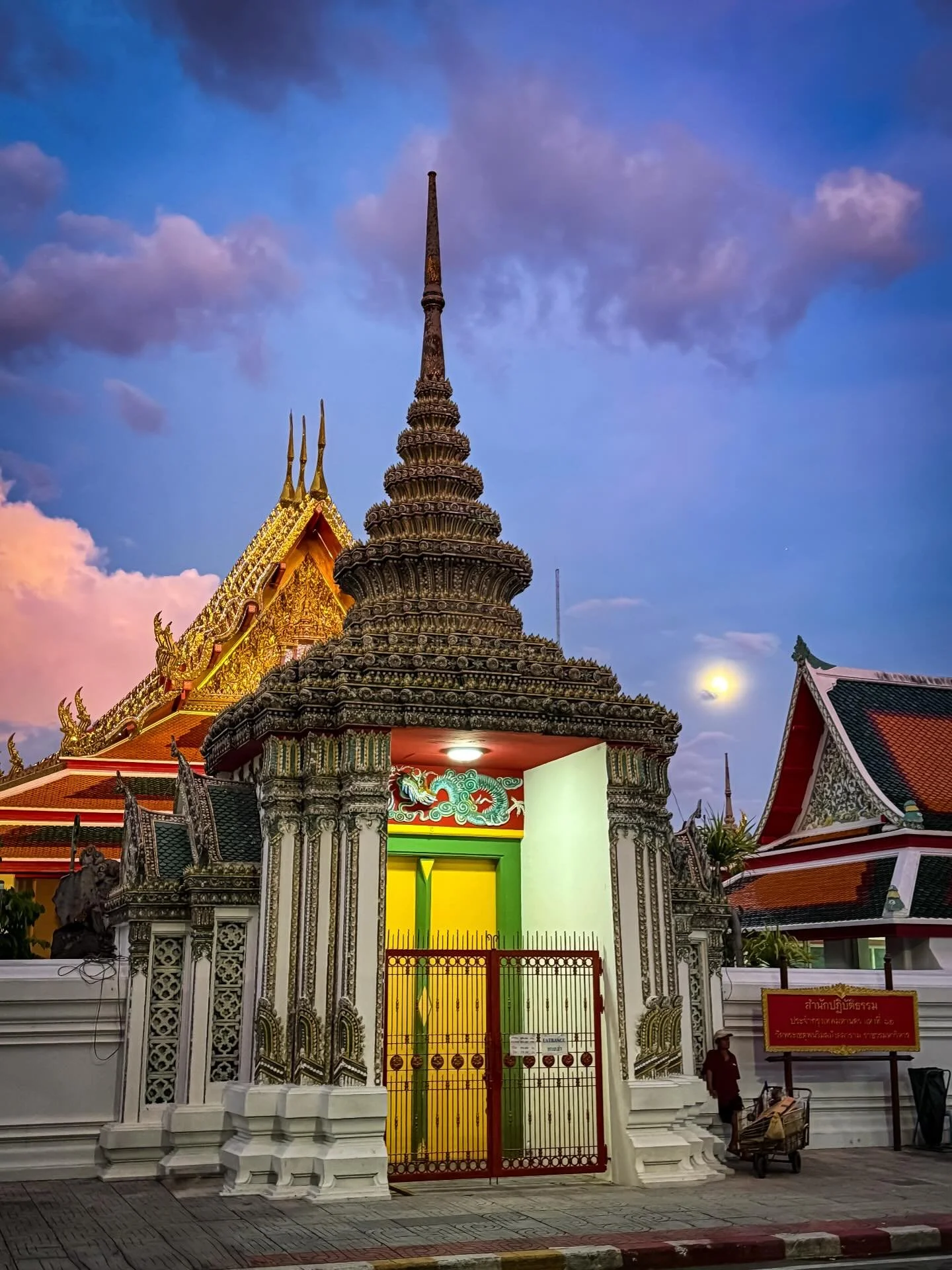 #bangkok #thailand #visitthailand  #summerthailand #portraitphotography
#33trekking #natgeo #natgeotravel
#photography #worldtravel #shotoniphone #travelphotography #travelandleisureasia #live laugh love #adobe #lightroom #photoblog #tourism #thailif