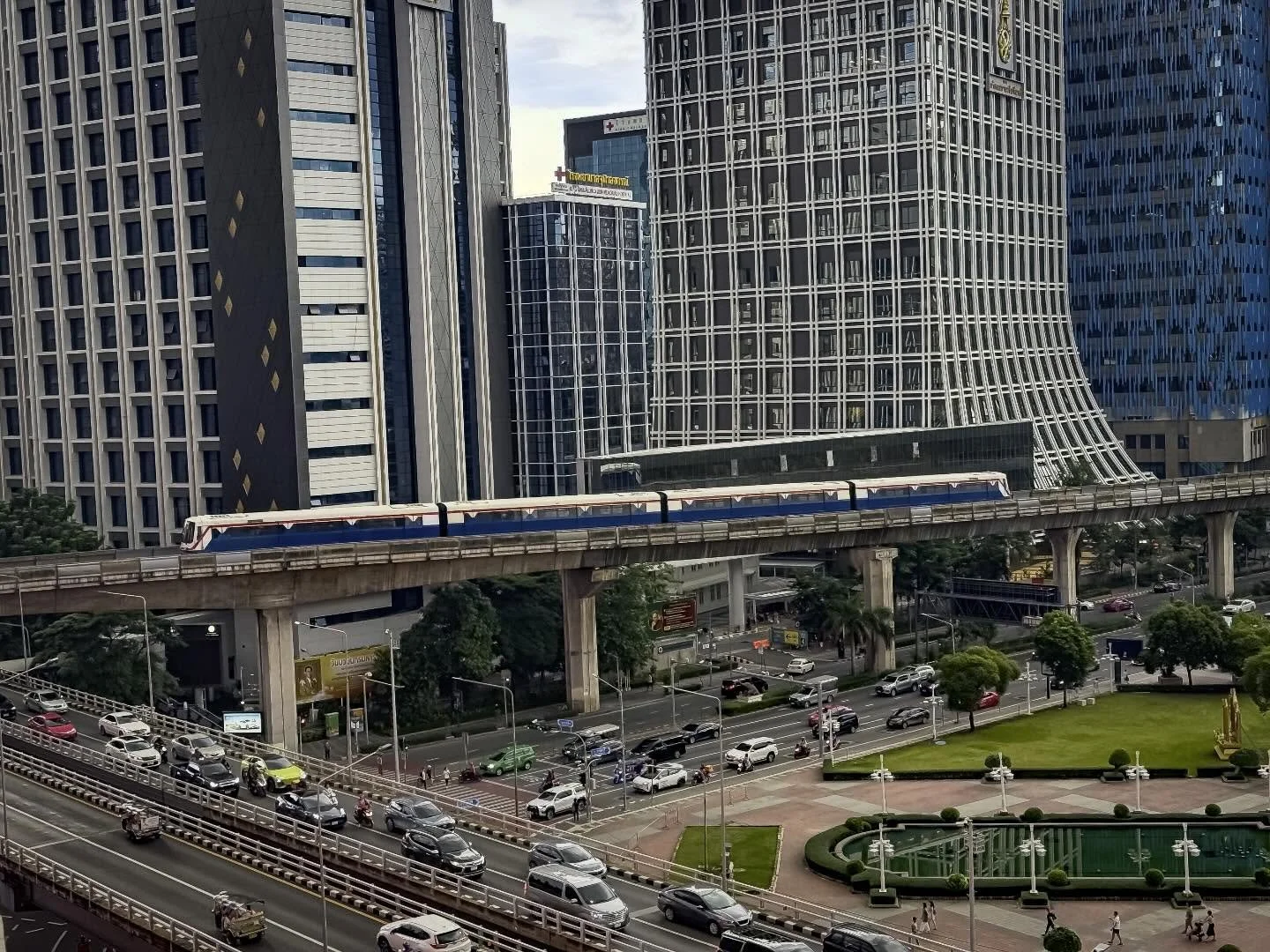 #bangkok #thailand #visitthailand 
#summerthailand #portraitphotography
#33trekking #natgeo #natgeotravel #architecture 
#photography #worldtravel #shotoniphone #travelphotography #travelandleisureasia #live laugh love #adobe #lightroom #photoblog #t