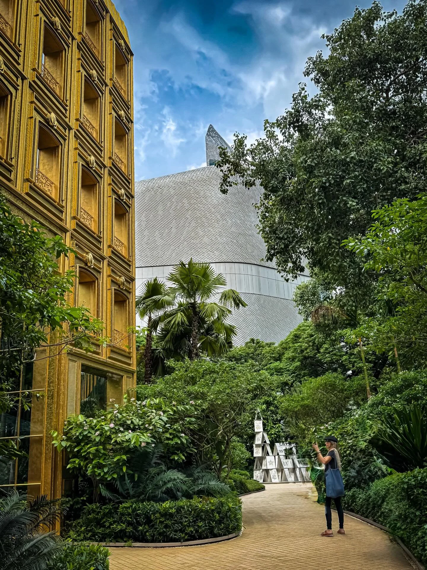 #bangkok #thailand #visitthailand 
#summerthailand #portraitphotography
#33trekking #natgeo #natgeotravel #architecture 
#photography #worldtravel #shotoniphone #travelphotography #travelandleisureasia #live laugh love #adobe #lightroom #photoblog #t