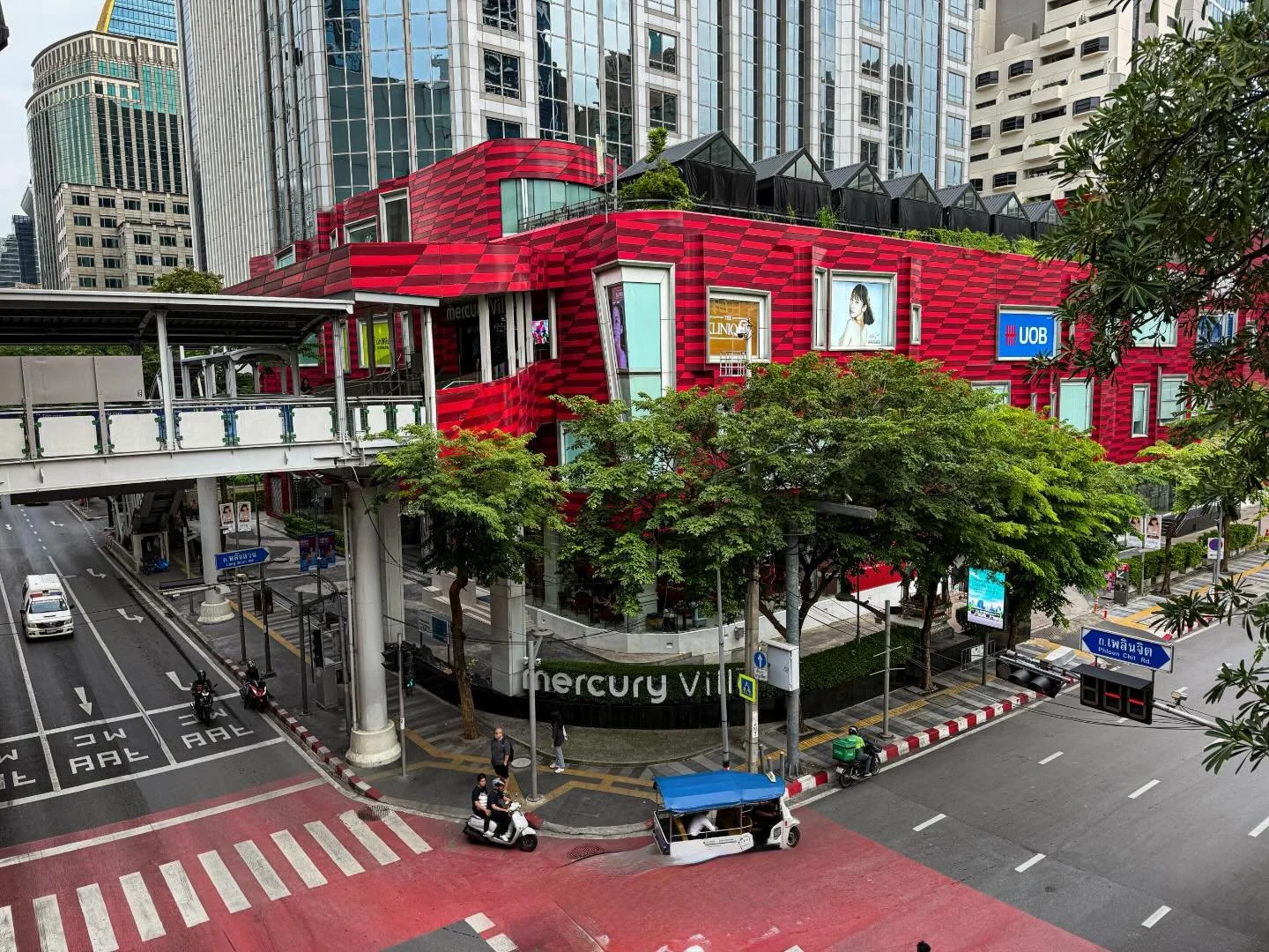 #bangkok #thailand #visitthailand 
#summerthailand #portraitphotography
#33trekking #natgeo #natgeotravel #architecture 
#photography #worldtravel #shotoniphone #travelphotography #travelandleisureasia #live laugh love #adobe #lightroom #photoblog #t