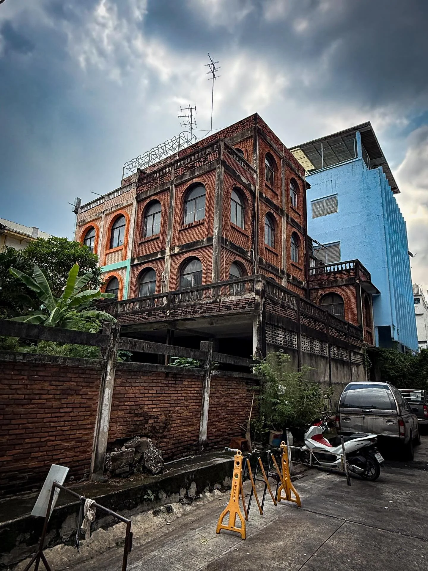 #bangkok #thailand #visitthailand 
#summerthailand #portraitphotography
#33trekking #natgeo #natgeotravel #architecture 
#photography #worldtravel #shotoniphone #travelphotography #travelandleisureasia #live laugh love #adobe #lightroom #photoblog #t