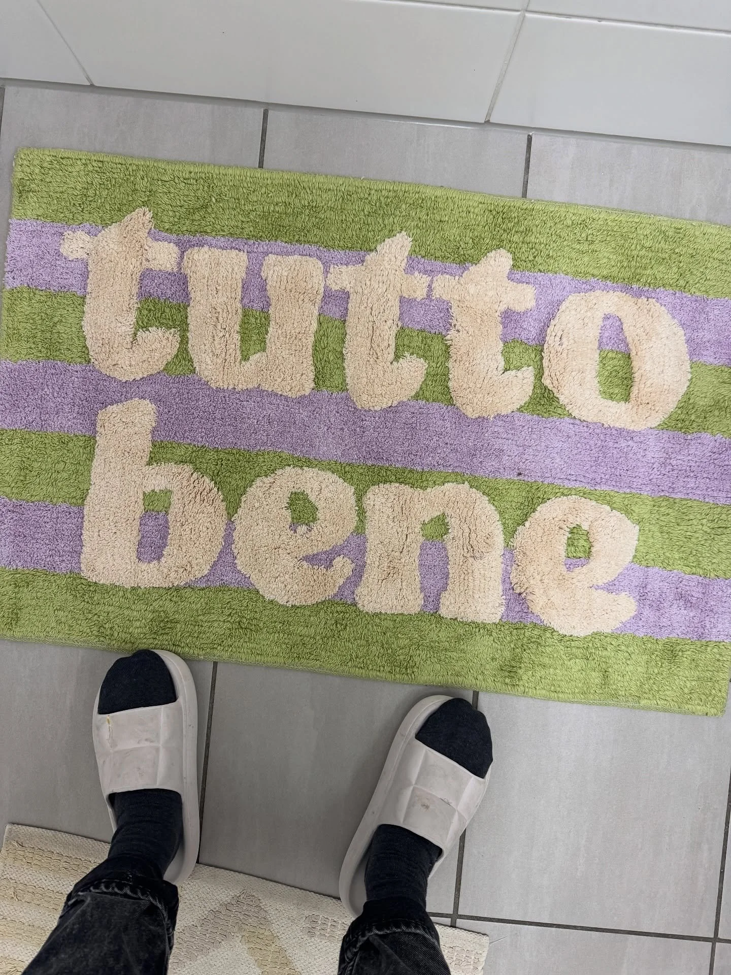 Vor meinem Fenster spazierte neulich eine Schulklasse vorbei,
die fast weggeweht wurde &ndash;
ein Chor aus kreischenden Sopran-Kindern gegen den Sturm.
Ich grinste und war froh, drinnen zu sein.

Herbsttage, sie machen mich m&uuml;de.
Das Rauskommen