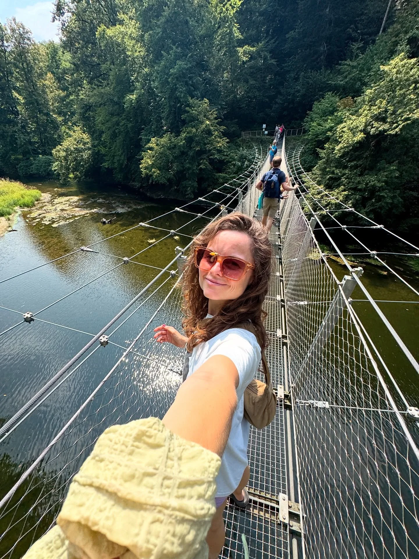 Ich bin dankbar. F&uuml;r den Sommer. ☀️ Und f&uuml;r das Leben. F&uuml;r das gro&szlig;e Ganze und die kleinen Dinge: Bergpanoramas, die nach Instagram schreien 🫠, und Feuerk&auml;fer, die die Kinder stundenlang beobachten. Blumenstr&auml;u&szlig;e