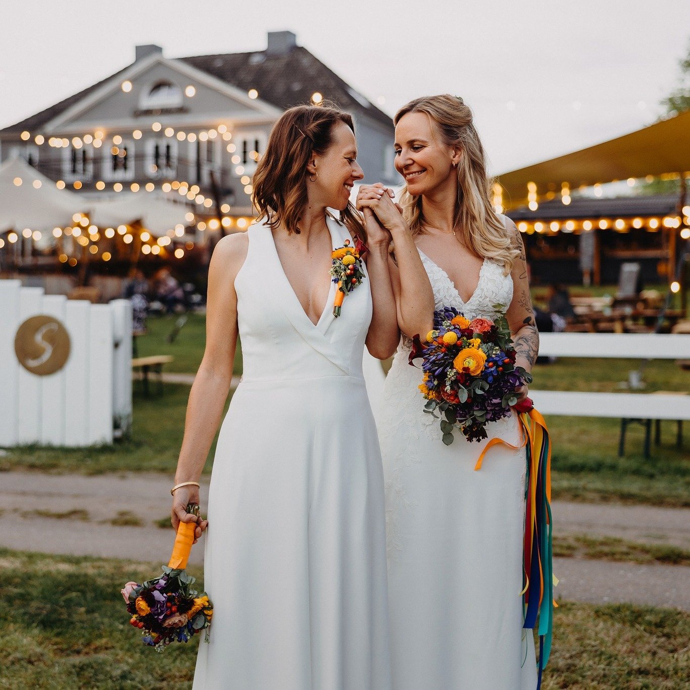 ✨ &quot;Das Leben ist bunt &ndash; und die Liebe erst recht!&quot; ✨
Zwei Seelen, ein Ja-Wort und ein Fest voller Farben in der traumhaften Goldscheune. 🌈💍📸
#dieliebeistbunt #hochzeitsfotograf #goldscheune #weddingday #weddingshoot #weddingideas #