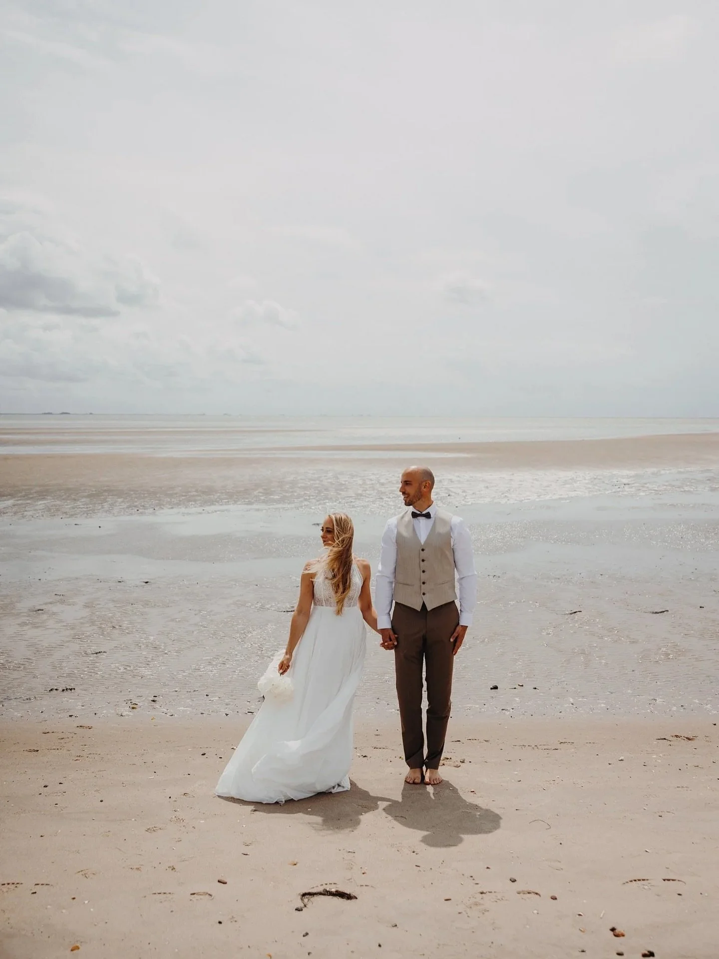 Anfang Juni durfte ich eine wundervolle Hochzeit im charmanten Haus Olesen auf F&ouml;hr begleiten 👏🏻 Strahlendes Sommerwetter inklusive ☀️Nach der Trauung ging&rsquo;s mit dem Brautpaar direkt an den Strand in Nieblum. F&uuml;r mich einer der sch&