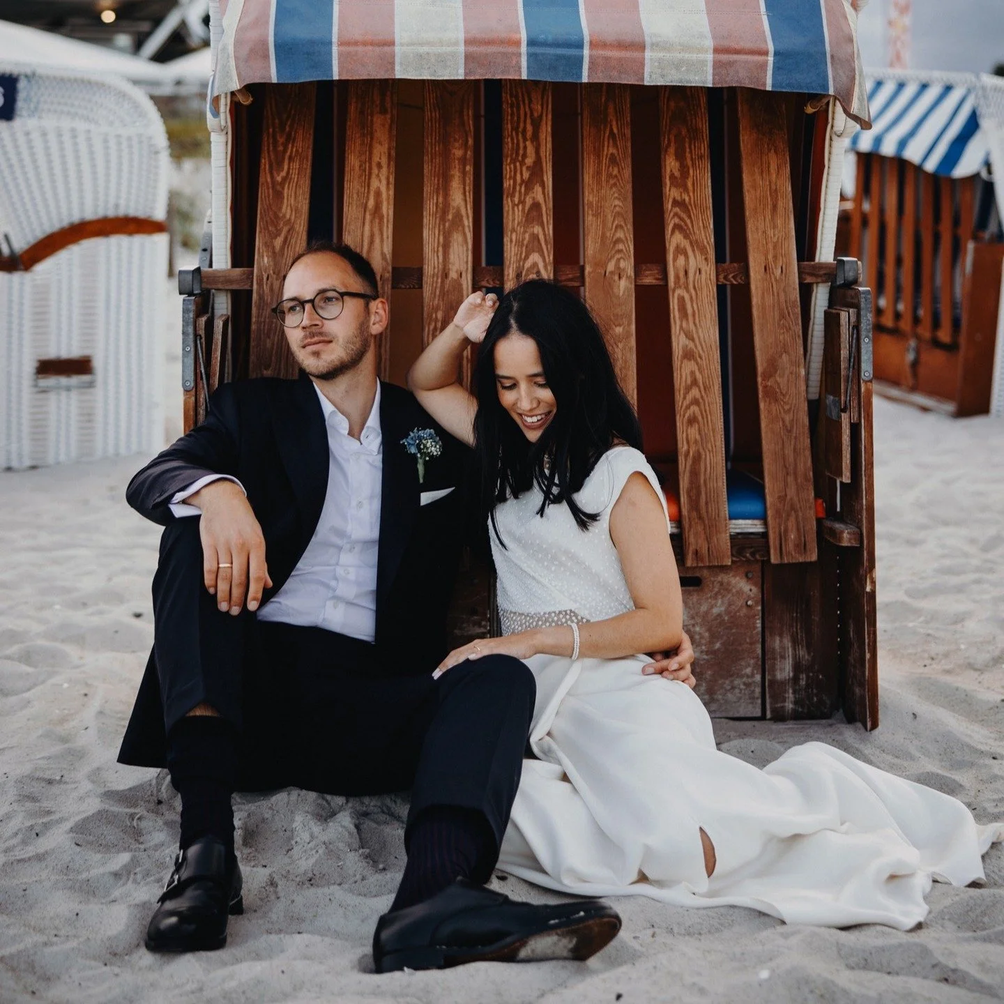 Nach dem Hochzeitsdinner nochmal kurz raus in die blaue Stunde 🌙 Immer wieder richtig gut 👏 #blaueStunde #editorialwedding #weddingmood #rawmoments #honestweddingphotography #modernweddingphotography #strandszene #minimalweddingvibes #strandhochzei