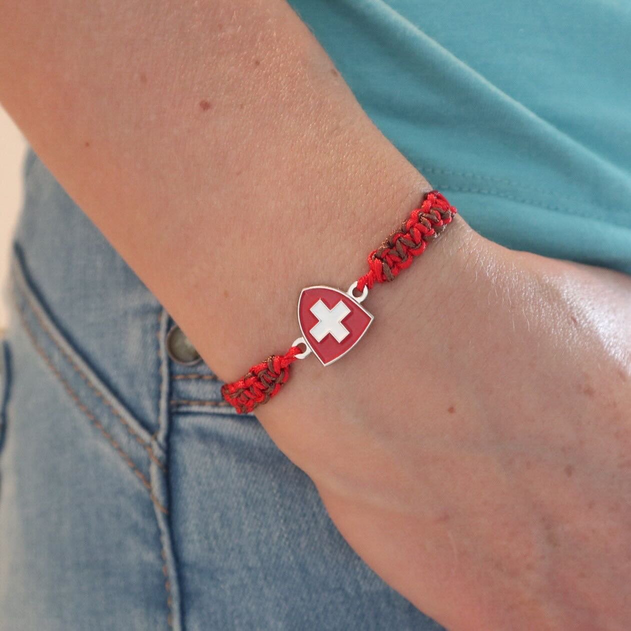 Ab sofort kann man Makramee-Armb&auml;nder mit Sweizer Kreuz von @rigienergy bei uns finden. Sie sind waschbar, verstellbar und wundersch&ouml;n 😍

Neu im Sortiment sind auch Holzherzli ❤️ mit Schweizer Motiven. Aus welchem Holz, fragt ihr euch viel