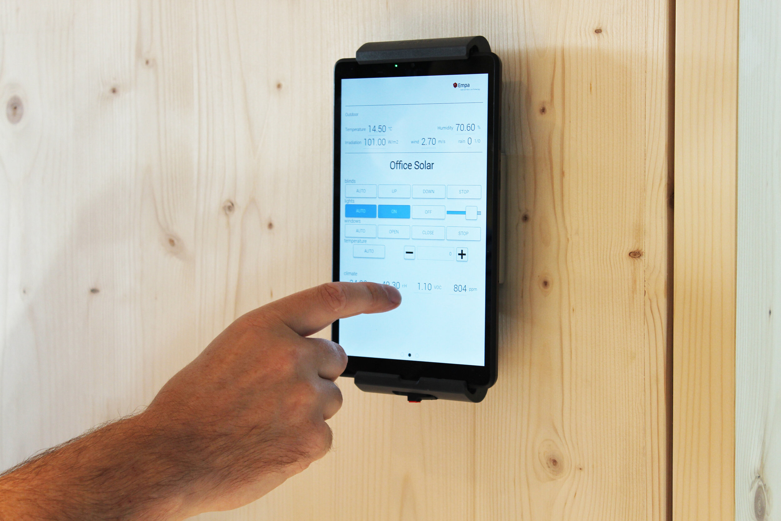 Users can control the indoor climate via a tablet. Photo: ETH Zurich / Architecture and Building Systems (Copy)