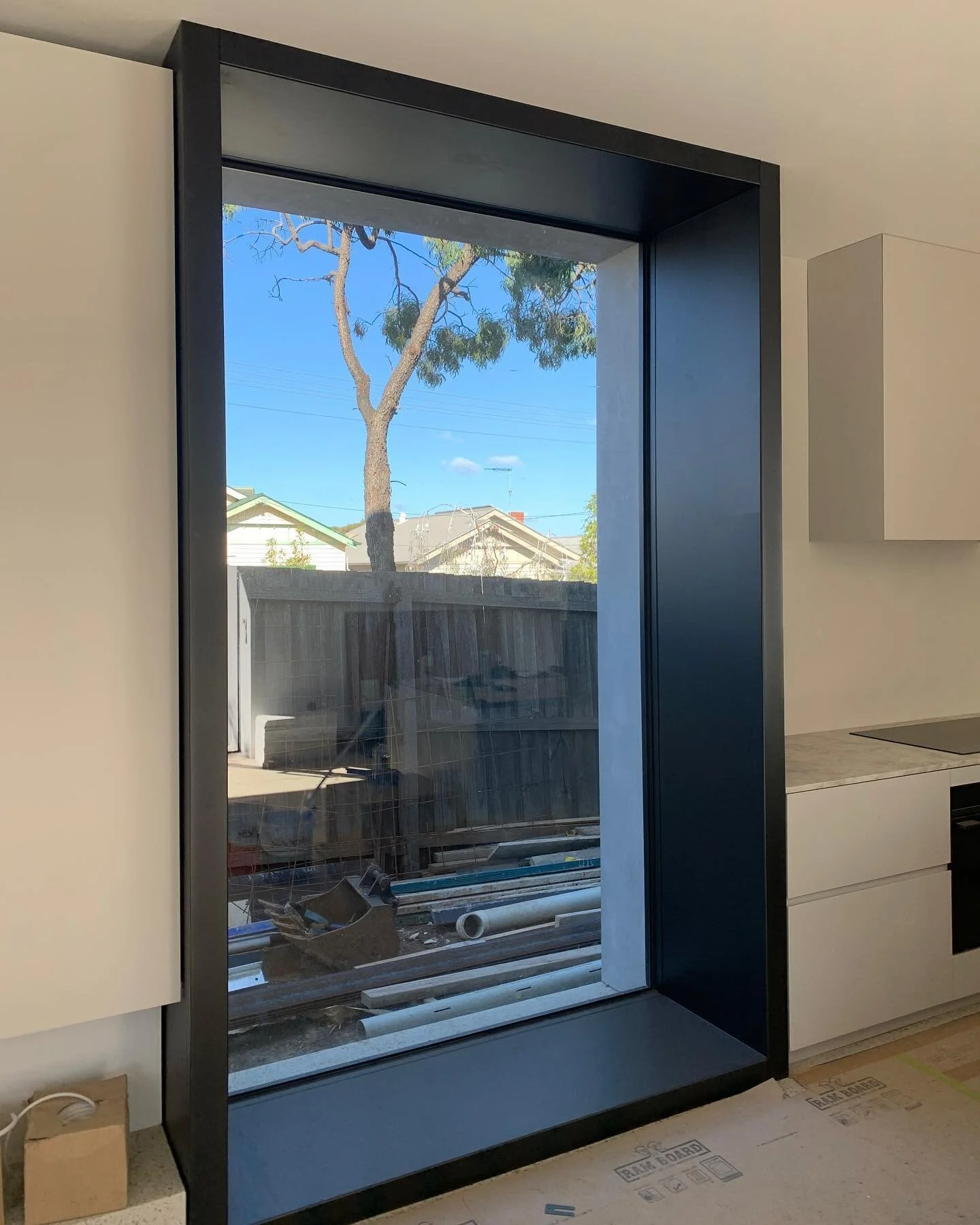 What a statement this feature window reveal makes to this living and dining space @gandeconstructions