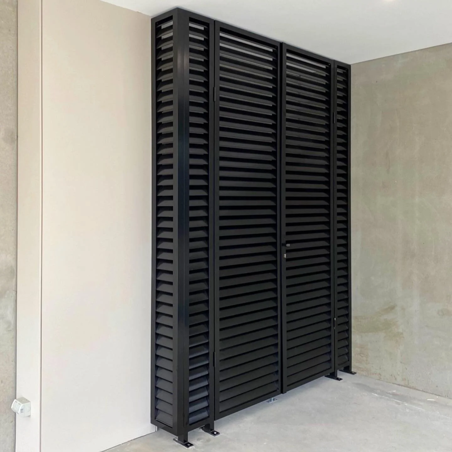 Aluminiumn services cabinets installed for @lsrconstructiongroup
.
.
#aluminum #fabrication #metalwork #louvre #powdercoat #design #eliptical #cabinet