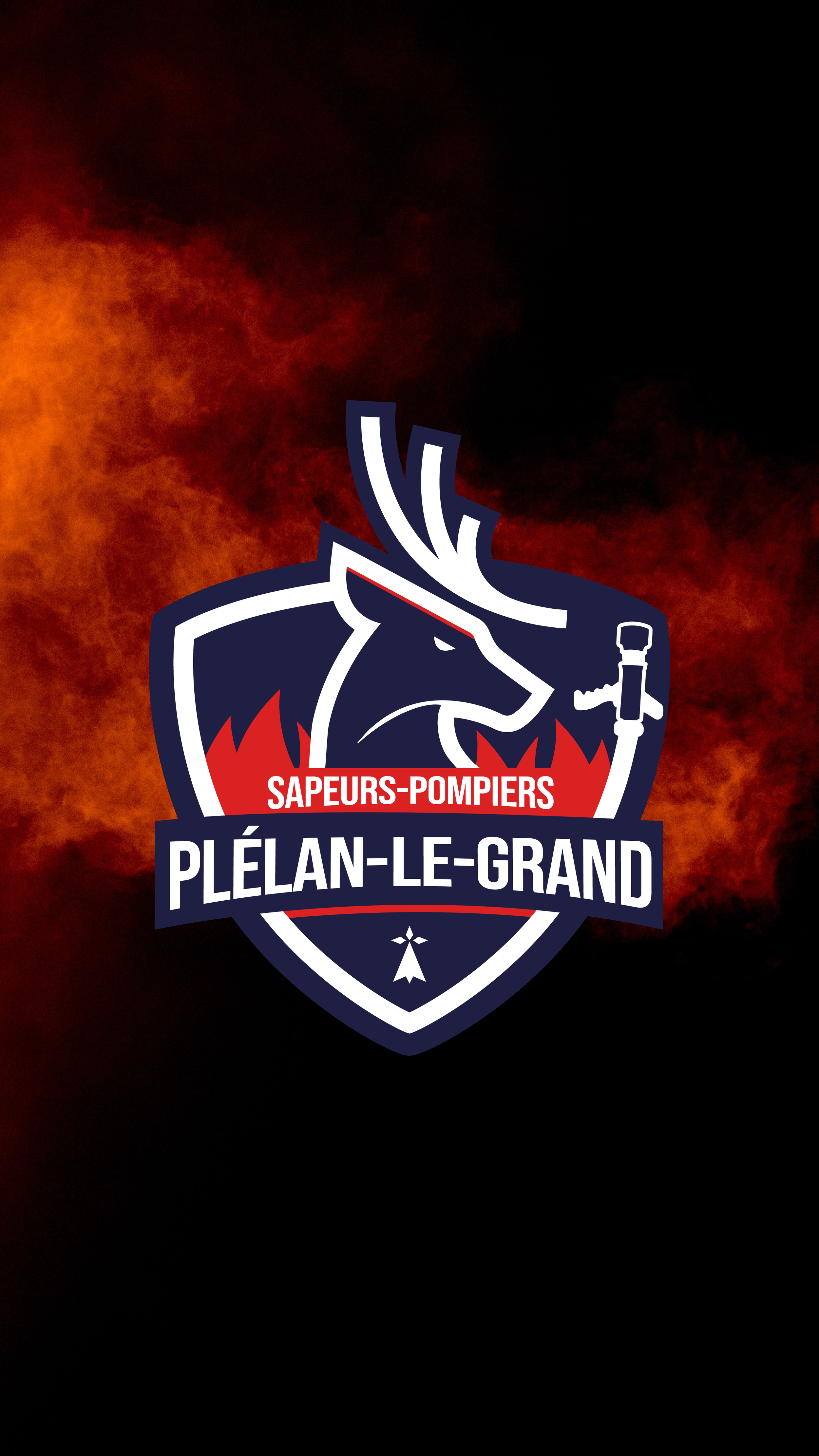 Logo de la caserne des pompiers de Plélan-le-Grand, représentant un élan avec une lance à incendie, sur un fond de flammes noires, orange et rouges.