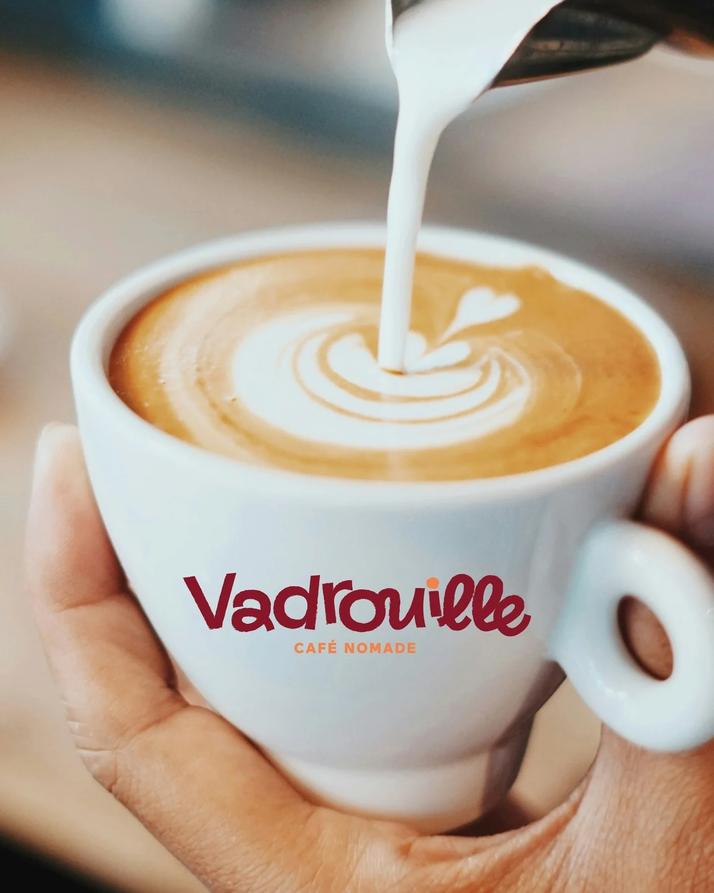Cr&eacute;ation de l&rsquo;identit&eacute; visuelle de @vadrouille.cafe ☕️😋
.
Vadrouille Caf&eacute; incarne l&rsquo;&eacute;quilibre entre l&rsquo;appel du voyage et le r&eacute;confort d&rsquo;une tasse de caf&eacute;. Un caf&eacute; nomade bas&ea