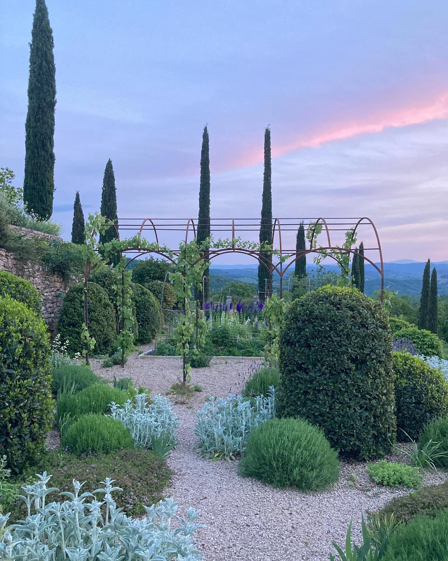 On my way back from the glasshouse this evening&hellip;a chance to wander through, to stop and appreciate this garden at dusk.

#dusk #garden #lapetraia #chianti #tuscany #arnemaynardgardendesign #giardino #tuscanhills #tuscangarden #primavera #pinkl