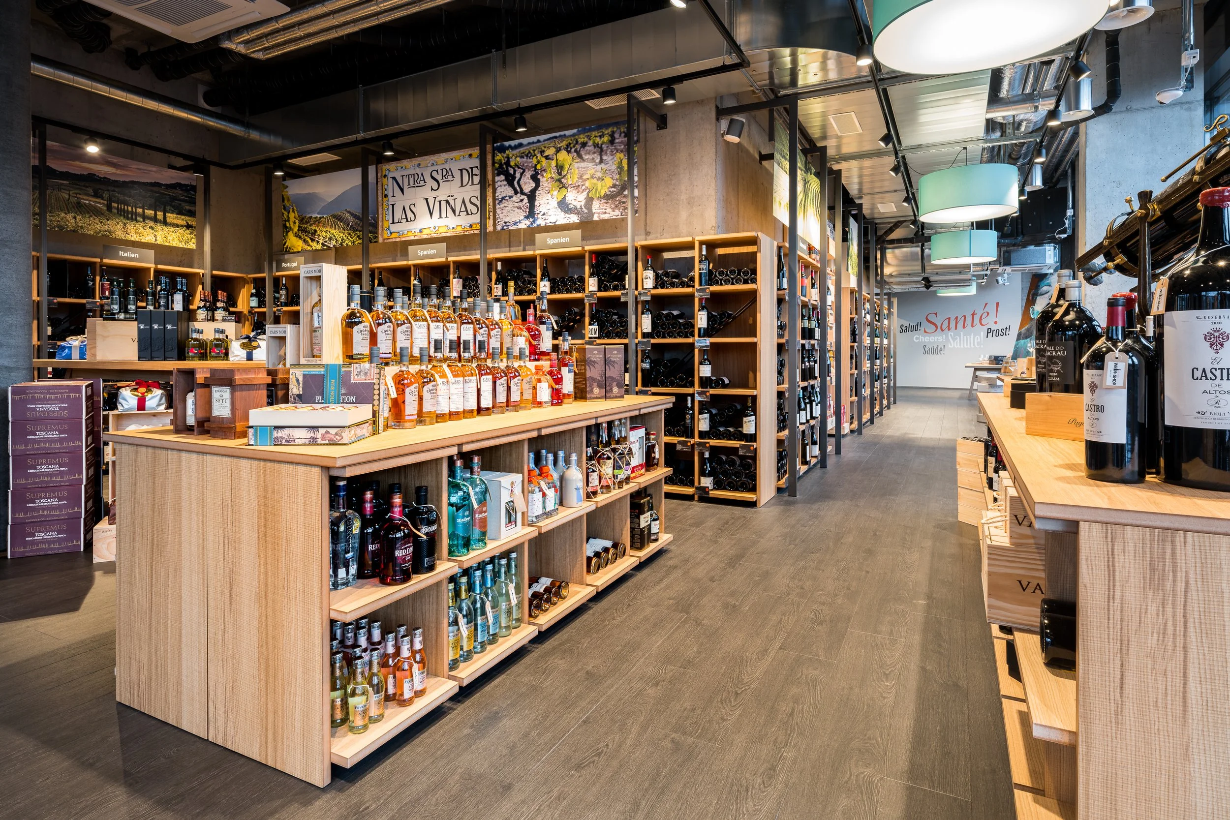 AT_Dem247_5 Weinshop_Theke.jpg