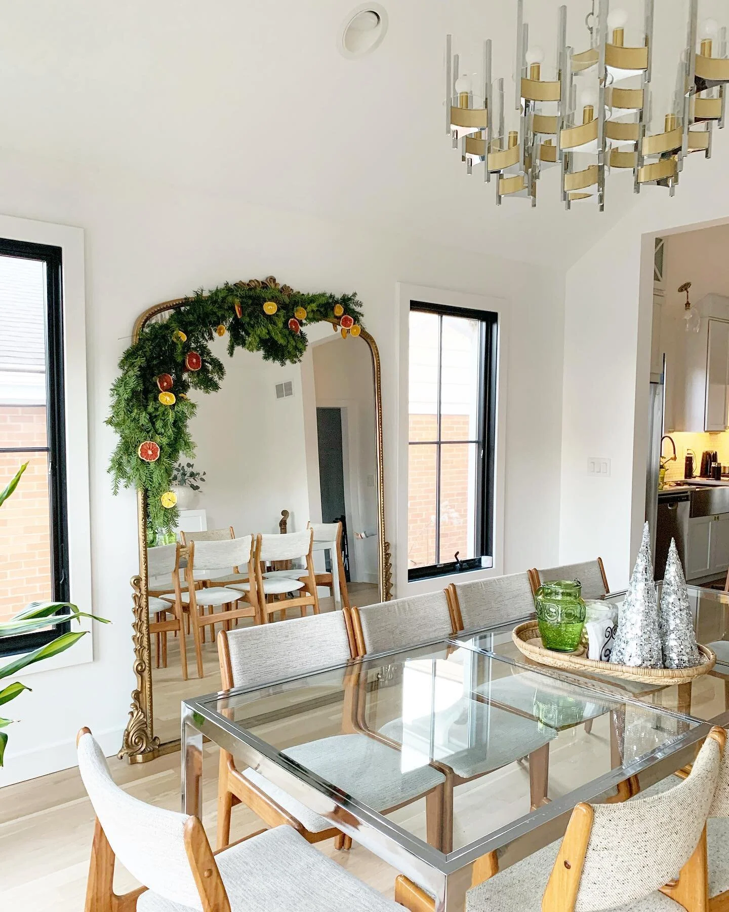 I love a good holiday garland, but I think I love a free, foraged garland even more. Throw in the trendy dehydrated citrus and I am in sheer heaven over this little scene. Best part yet, it’s all biodegradable and doesn’t hurt the environ