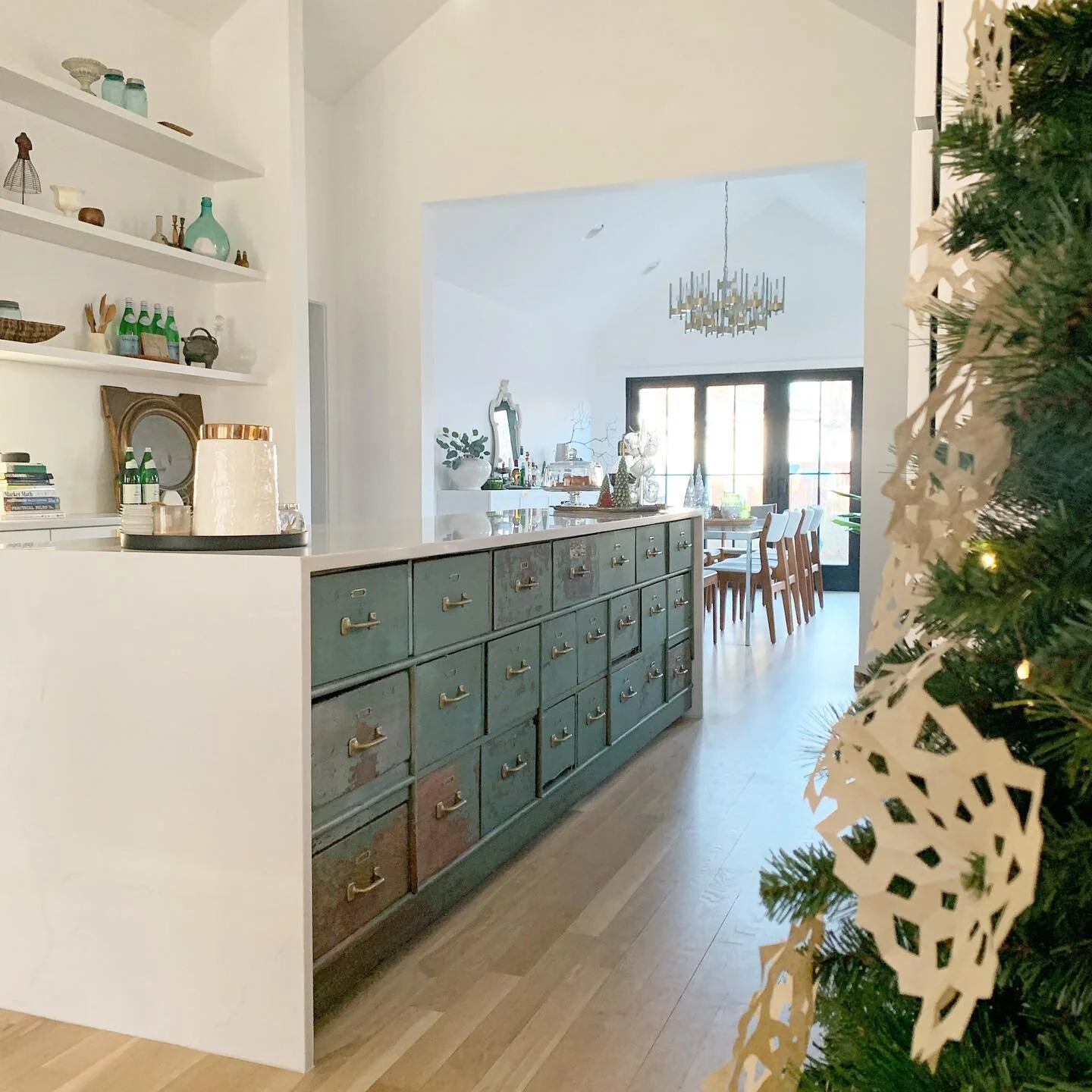 ❄️ᴡᴇʟᴄᴏᴍᴇ ᴛᴏ ᴛʜᴇ ᴀᴛ ʜᴏᴍᴇ ᴄᴏʟʟᴇᴄᴛɪᴠᴇ!❄️ 
Join us weekly for endless home decor inspiration & meet new friends!
Here’s How To Join!
✨1. Follow All Main Hosts:
@themodernclassichome
@j.m.g.designs
@ladycambria
@ourlakeviewhaven
✨ Follow A