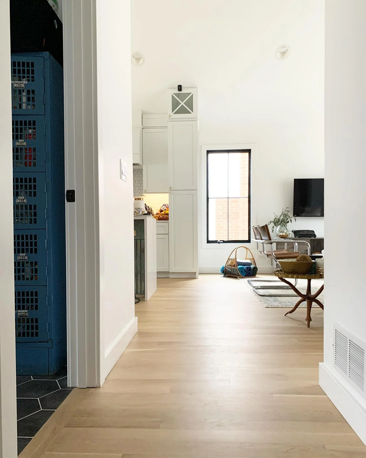 Can you spy the mountain of fruit on my counter? What about the @simplisafe camera above the kitchen cabinet? Lol, this is a bit of our daily reality that I couldn’t be bothered to remove for the gram. Oh well! 😆🤷🏻‍♀️
Check out today&rsq