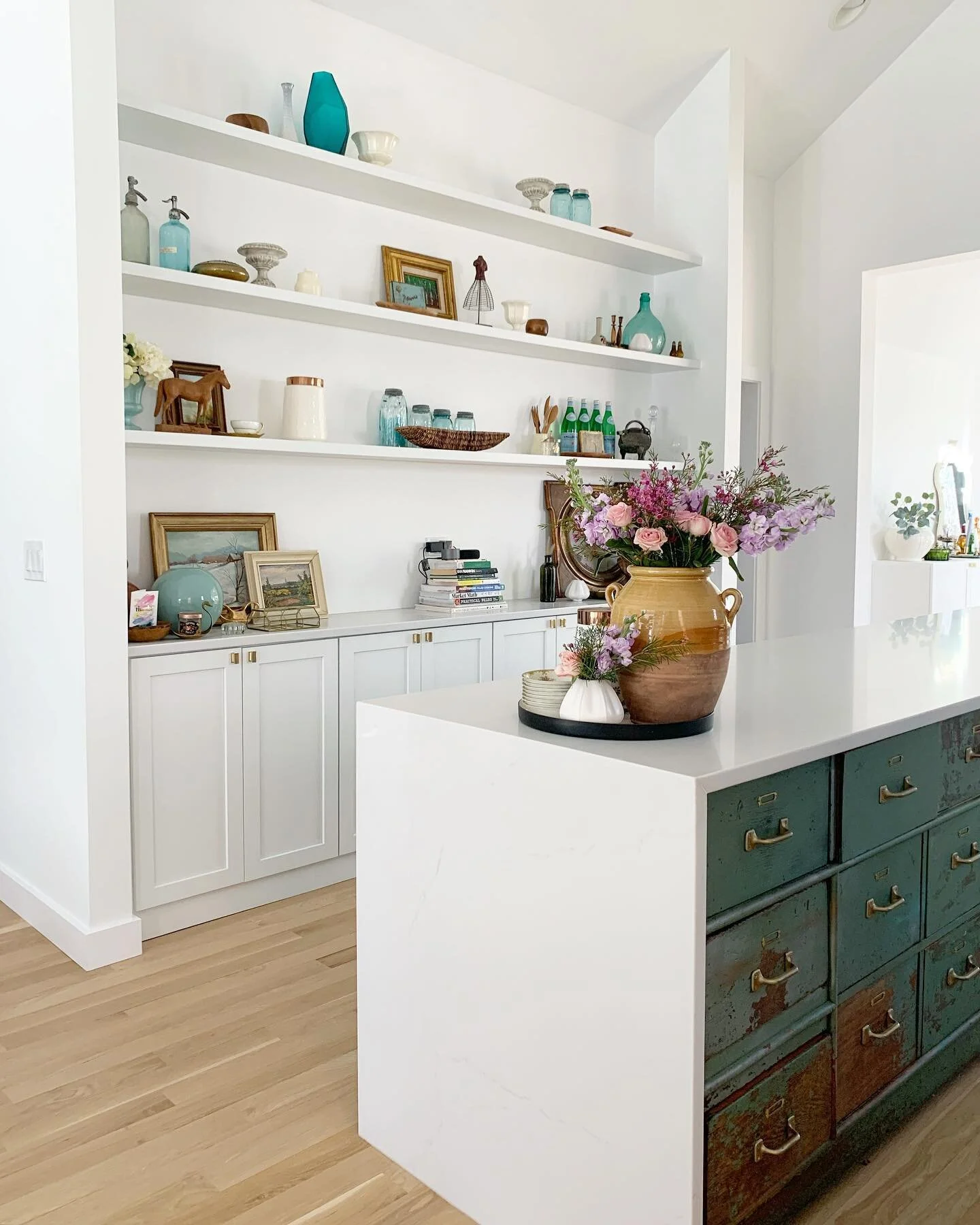 If you’ve been watching my stories, you’d know that I almost hopped on the bandwagon and painted this #frenchconfitpot with baking soda and paint. Needless to say, I’m thankful to my IG fam for promptly slapping the paint brush and