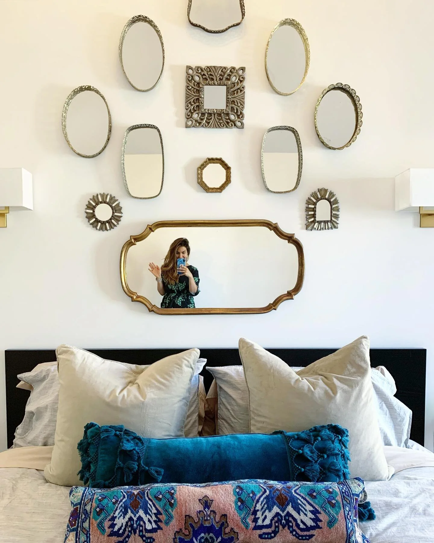 ✨ᴡᴇʟᴄᴏᴍᴇ ᴛᴏ ᴛʜᴇ ᴀᴛ ʜᴏᴍᴇ ᴄᴏʟʟᴇᴄᴛɪᴠᴇ!✨
I’m ready to paint this wall a rich, dark color, but worried that come spring, I’ll want everything light and bright again. So tell me, should I paint this wall, wallpaper it, or leave it as is for ju