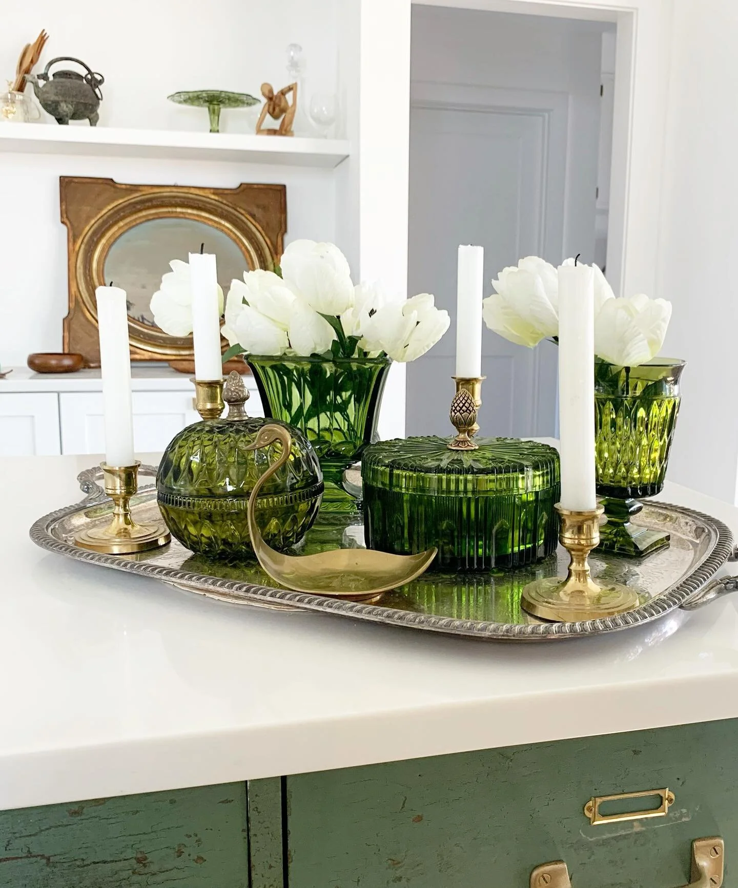 Thought I’d show you a couple of pieces from my vintage #greendepressionglass collection. 
🍀 
I used a lot of green glassware for wedding decor as I didn’t want to decorate with random tchotchkes that would later end up in a landfill. Di