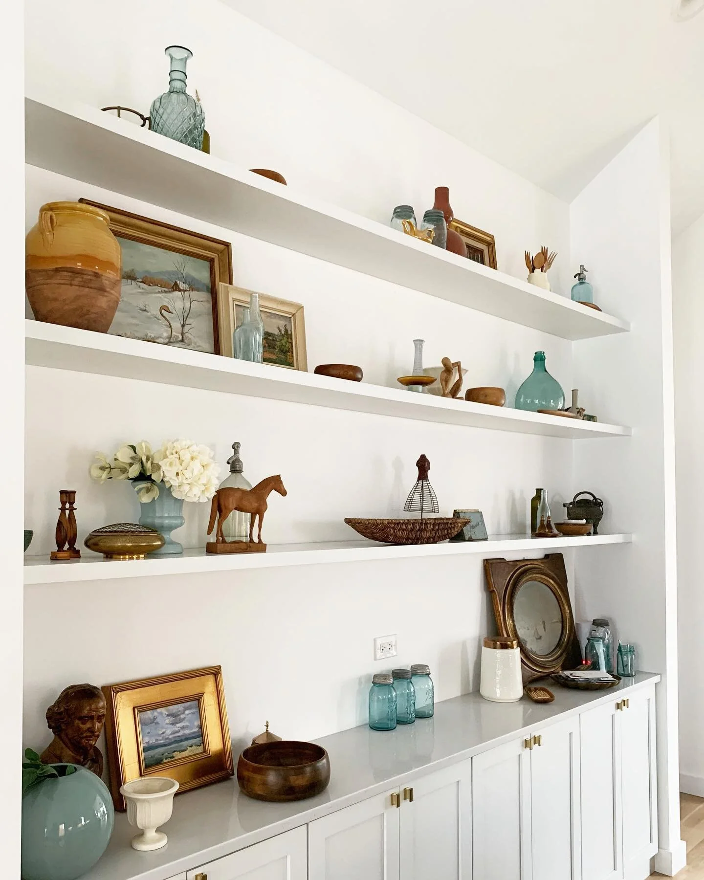 🍀 ᴡᴇʟᴄᴏᴍᴇ ᴛᴏ ᴛʜᴇ ᴀᴛ ʜᴏᴍᴇ ᴄᴏʟʟᴇᴄᴛɪᴠᴇ! 🍀
These past few weeks, I’ve spent a considerable amount of time spring cleaning and last night I finally got around to the shelves and all the items on these shelves. If all my walls weren’t so bar