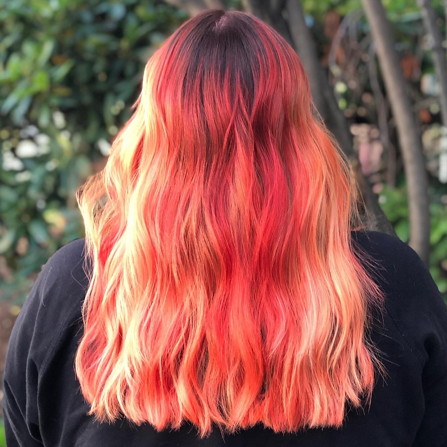 Outdoor lighting for the win! 🧡🏵

@kaylacrepuscular @oligopro #funkhue #oligopro #oligofunkhue #vermontstyle #burlingtonvthairstylist #vividhaircolor #vividhair #peachhair #orangehair