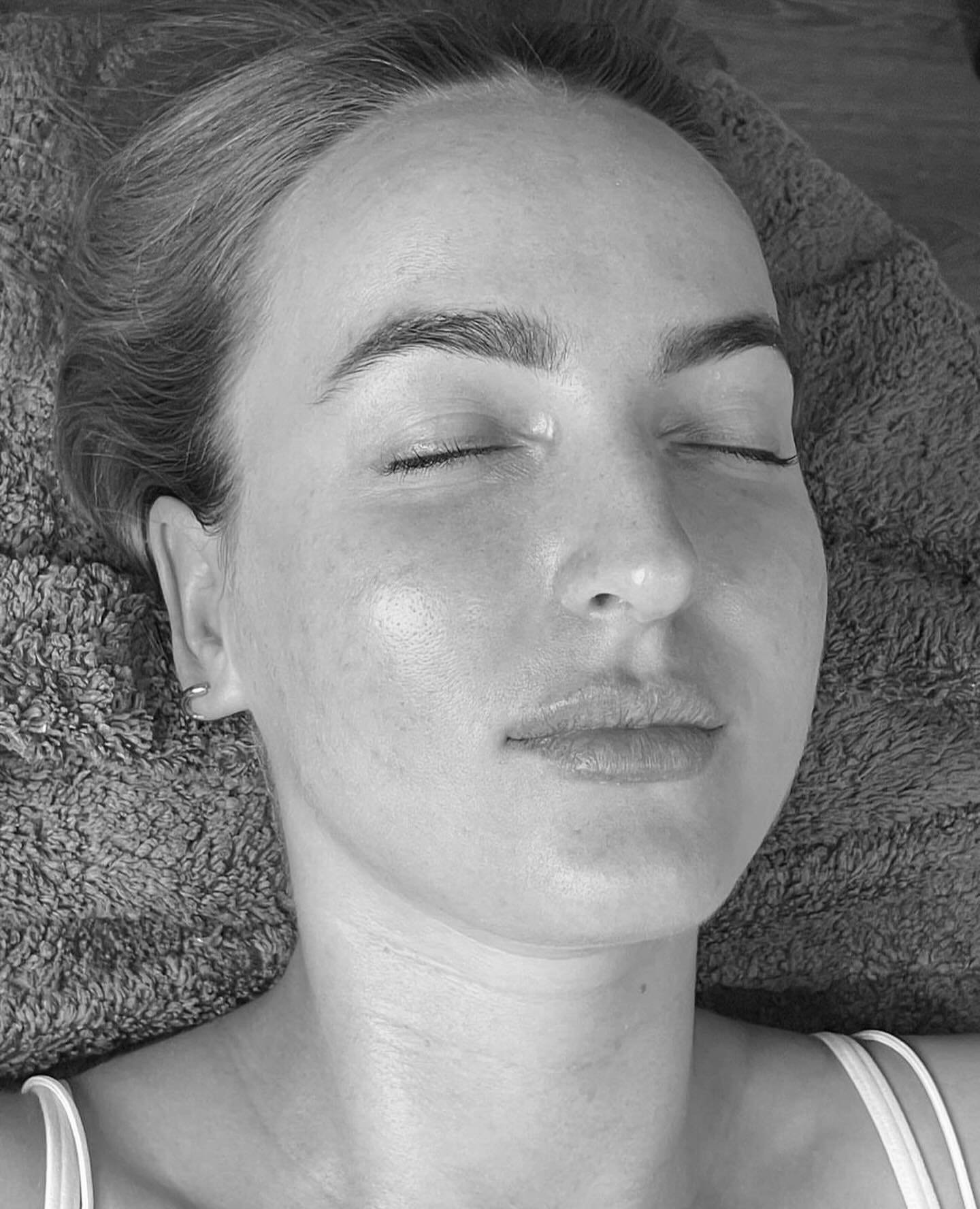 Weekend post facial glows with #lucieexpert @skinandbeautybyrb. 

| THE COTSWOLDS |

#LucieAtHome #LucieSkin