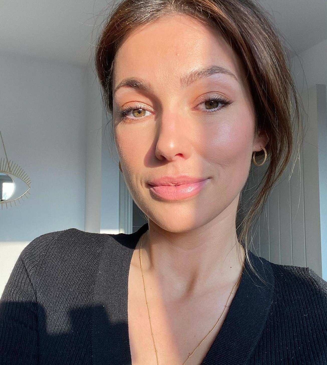 A natural glow for this #lucieexpert herself. Harriet specialises in sophisticated glam for the elegant bride and can be booked for your next event via the @lucie.app.

| THE COTSWOLDS |

#LucieAtHome #LucieMakeup