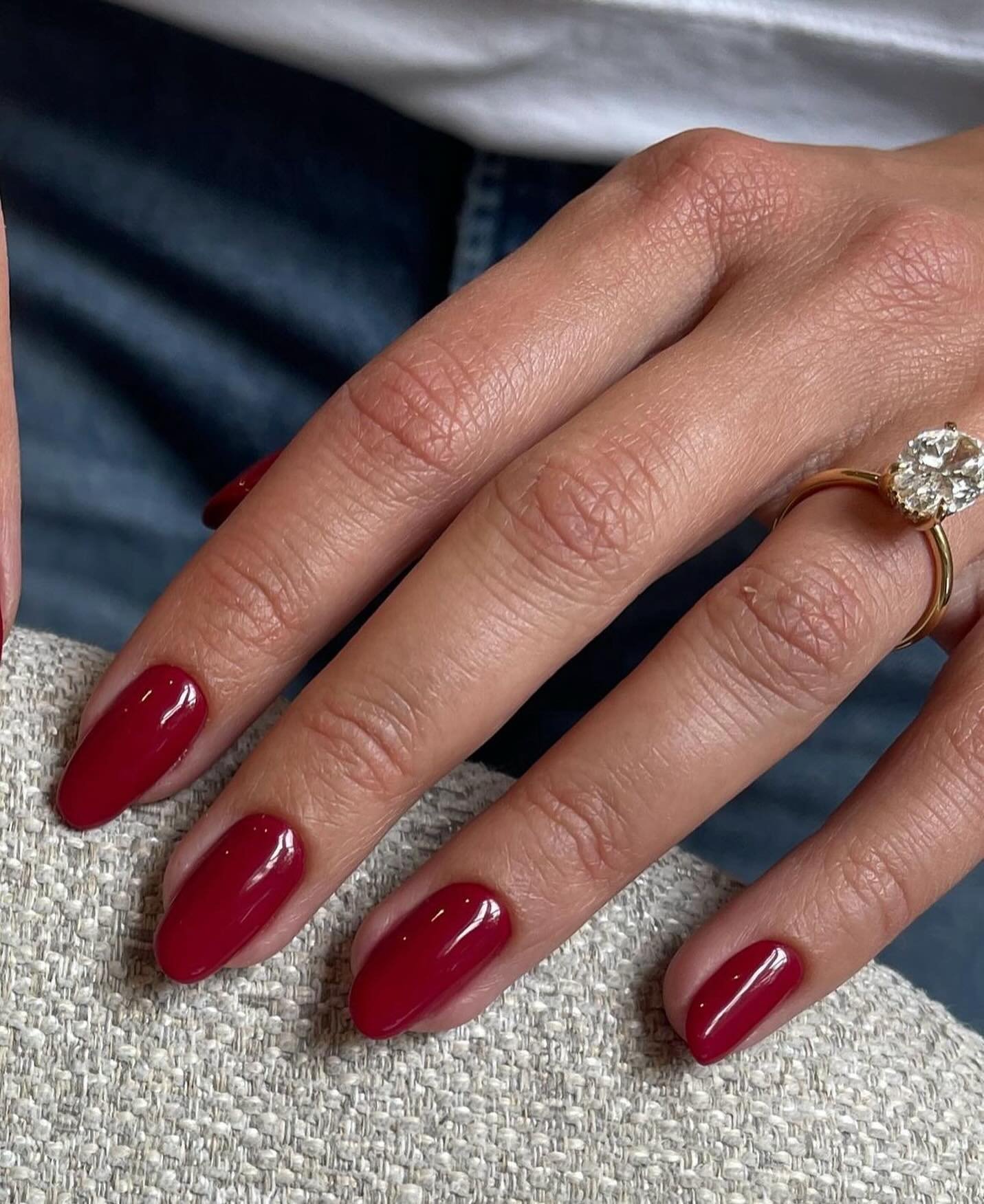 A beautiful cherry red by celebrity nail technician and #lucieexpert Laura. Book now via the @lucie.app for those upcoming weekend plans.

| LONDON |

#LucieAtHome #LucieNails