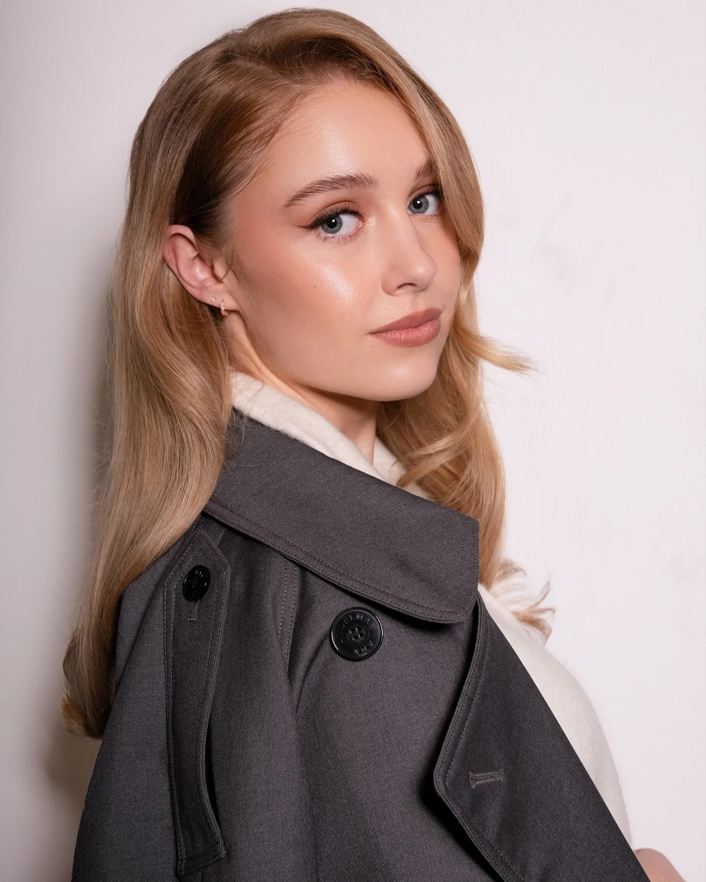 Introducing @laurennicolemakeup on lucie: a London-based artist with a sharp eye for detail and a soft touch for timeless beauty.

With over a decade of experience across fashion weeks, luxury bridal, and A-list events, Lauren brings her signature po