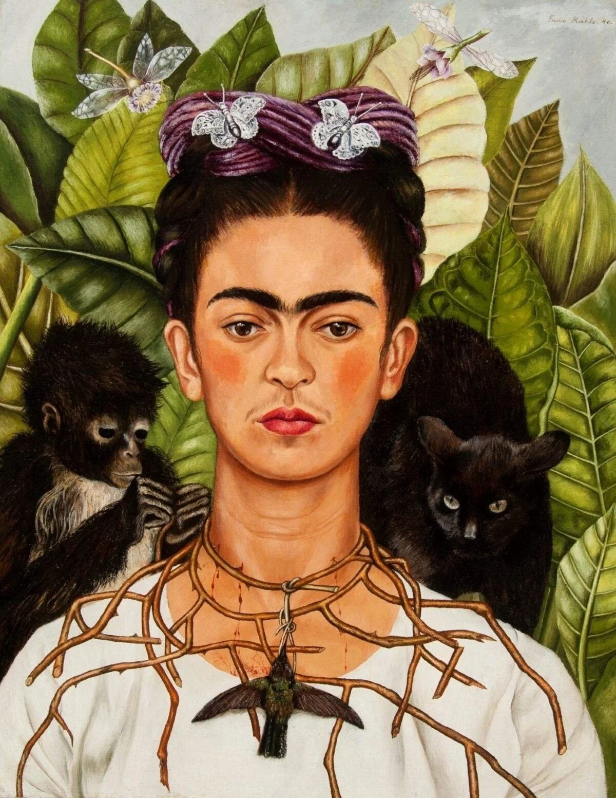 Retrato de Frida Kahlo con fondo de hojas verdes, con mariposas en su cabello, un mono y un gato negro, y un collar de ramas con un colibrí colgado en él.