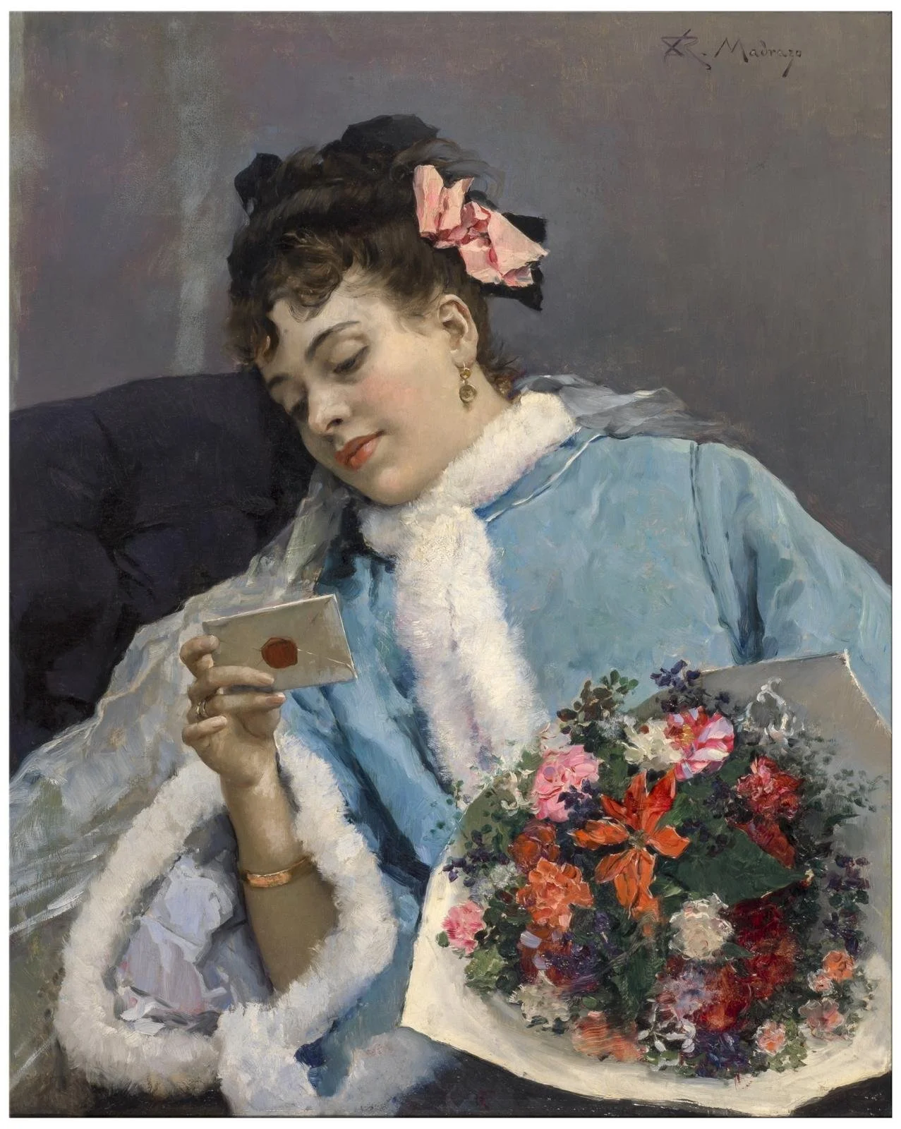 Pintura de una mujer joven con vestido azul y con flores en el cabello, sentada y mirando una tarjeta en su mano, con un ramo de flores en su regazo.
