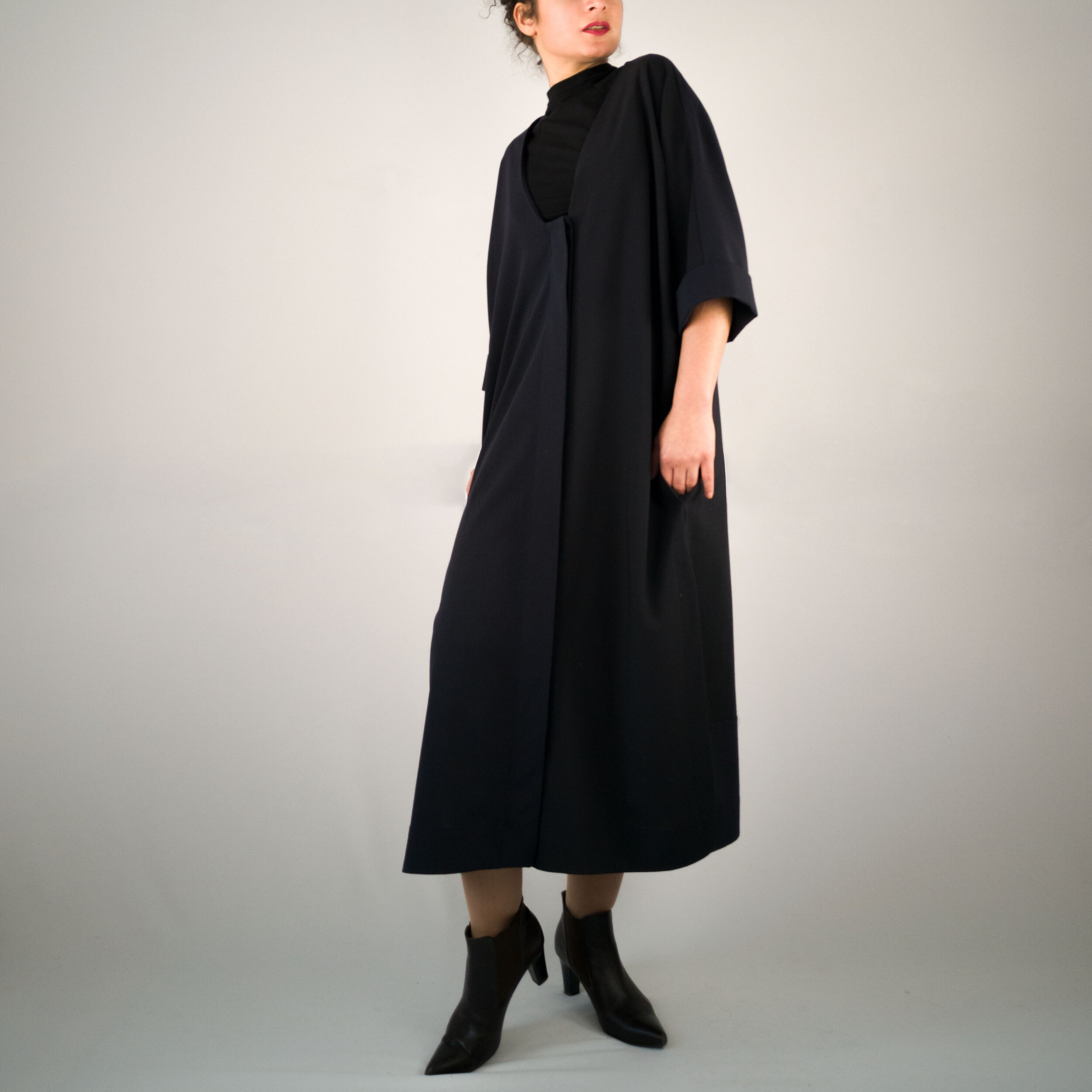 Langes Mantelkleid mit seitlichen Schlitzen und verdeckter Knopfleiste;Vorderansicht;hier ohne Gürtel;dunkelblau;Wollstoff;Taschen in der Naht;Steinnuss-Knöpfe;Leftover;Slow Fashion made in Berlin