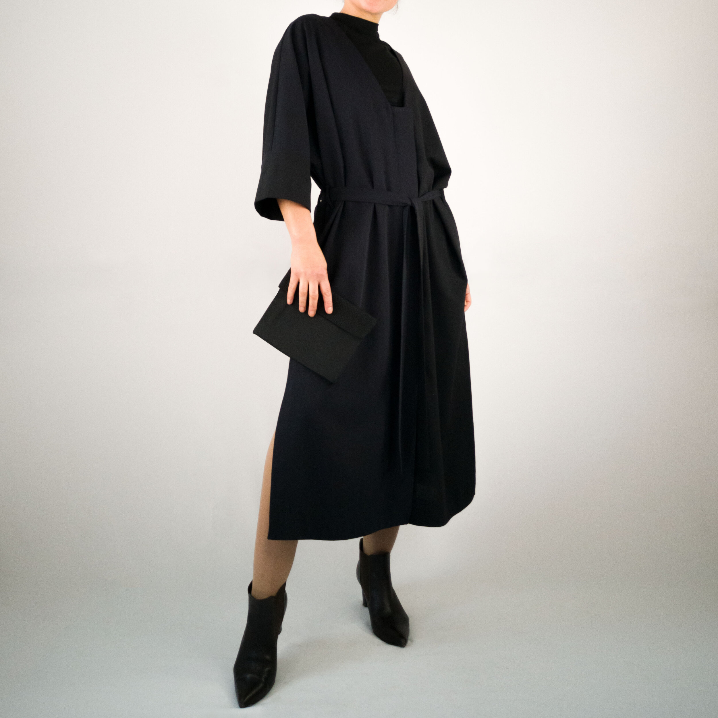 Langes Mantelkleid mit seitlichen Schlitzen und verdeckter Knopfleiste;Vorderansicht;mit Gürtel; Gürtel;dunkelblau;Wollstoff;Taschen in der Naht;Steinnuss-Knöpfe;Leftover;Slow Fashion made in Berlin