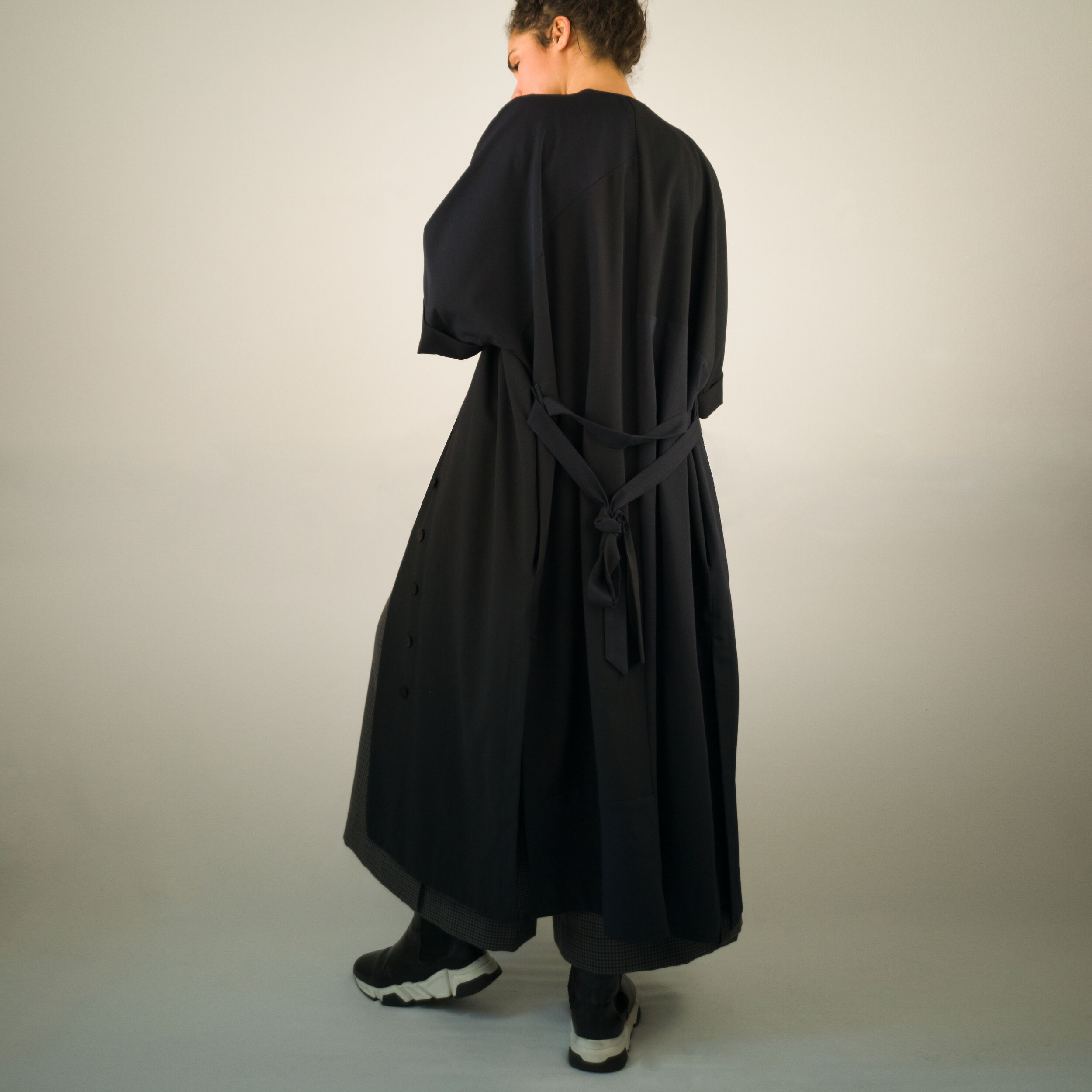 Langes Mantelkleid mit seitlichen Schlitzen und verdeckter Knopfleiste;Rückenansicht;mit Gürtel;dunkelblau;Wollstoff;Taschen in der Naht;Steinnuss-Knöpfe;Leftover;Leftover;Slow Fashion made in Berlin