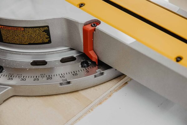 DEWALT 12-in 15-Amp Dual Bevel Sliding Compound Corded Miter Saw in the  Miter Saws department at