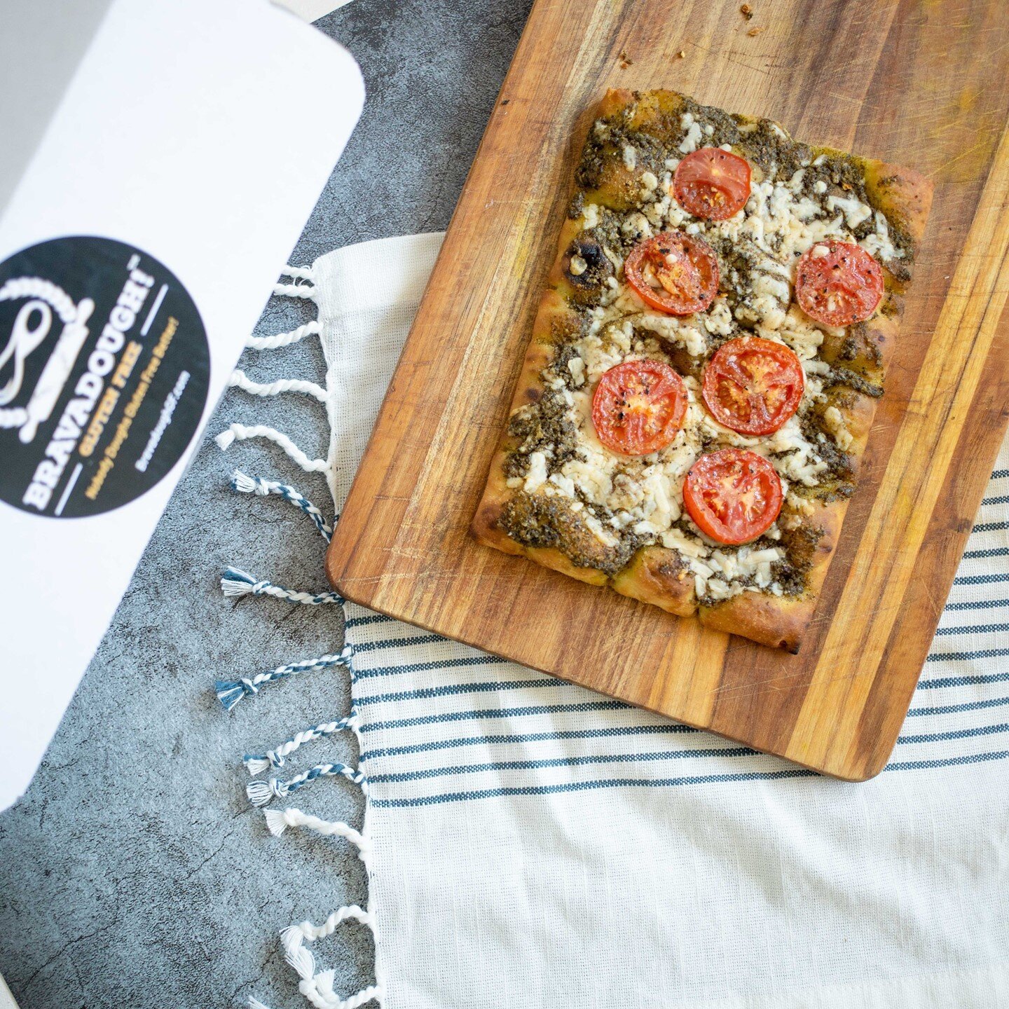 Think outside the sauce! 🍅

Instead of using tomato sauce as the base for your pizza, try switching it up with pesto! The bold flavors of basil, garlic, Parmesan and olive oil pair perfectly with fresh mozzarella and ripe tomatoes.

Have you ever tr