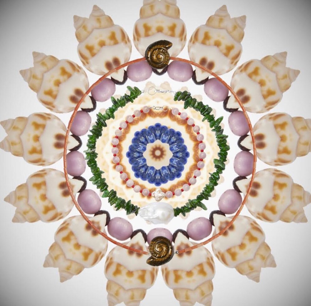 We collaborated with @mariavitores to create a Blooming Dreamer Mandala. A meditative way to calm the mind, improve focus and activate creativity.

Inhale and exhale looking at the image! 🐚🌀🌀