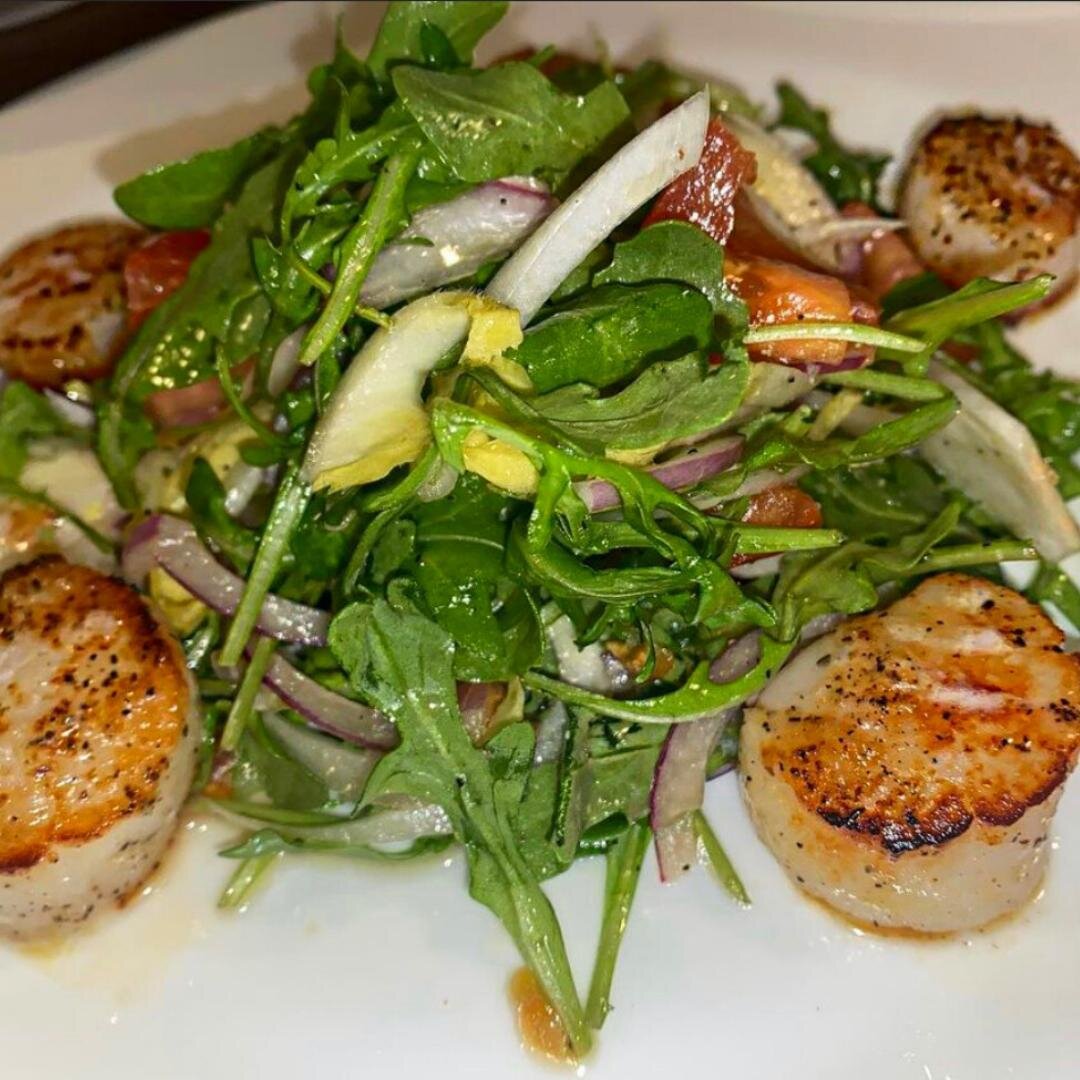 Feast your eyes 👀 on our PanSeared Scallops... ✨
Complete with wild arugula, red onion, and tomato salad.

Come and enjoy this menu favorite for yourself!
👉Open for Indoor &amp; Outdoor Dining
 ✨Mon-Thurs 12PM-9:30PM,  Fri 12PM-11PM, Sat 2PM-11PM, 