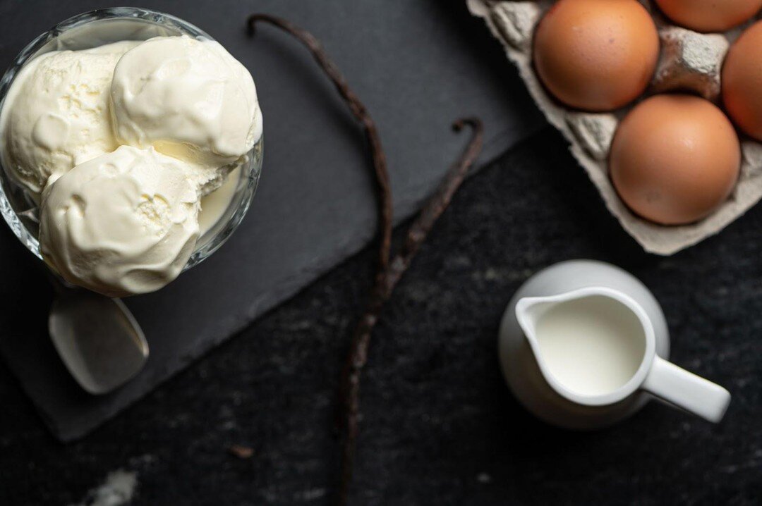 🍨La magia del nostro gelato alla vaniglia sta tutta negli ingredienti, semplici e di prima qualit&agrave;&hellip; Iniziamo dal latte di montagna @milasuedtirol, poi prendiamo delle uova fresche e infine qualche baccello di vaniglia.

#trentinoaltoad