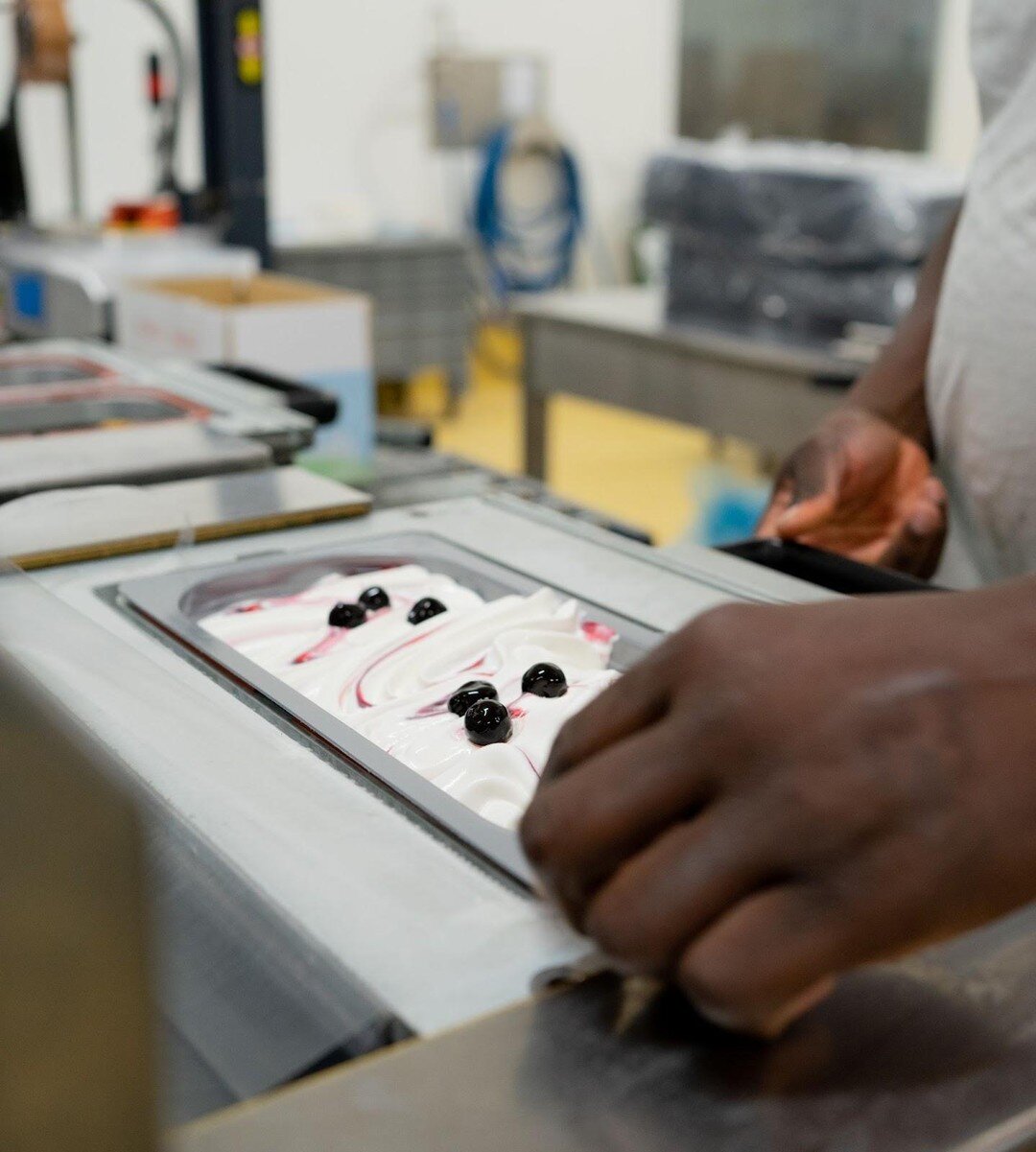 🥛🍒Cremoso e ricco di amarene succose&hellip; Il nostro gelato all&rsquo;amarena &egrave; una carezza per il palato, lo prepariamo con latte fresco Mila S&uuml;dtirol - Alto Adige  e lo arricchiamo con tante deliziose amarene.

#TrentinoAltoAdige #D