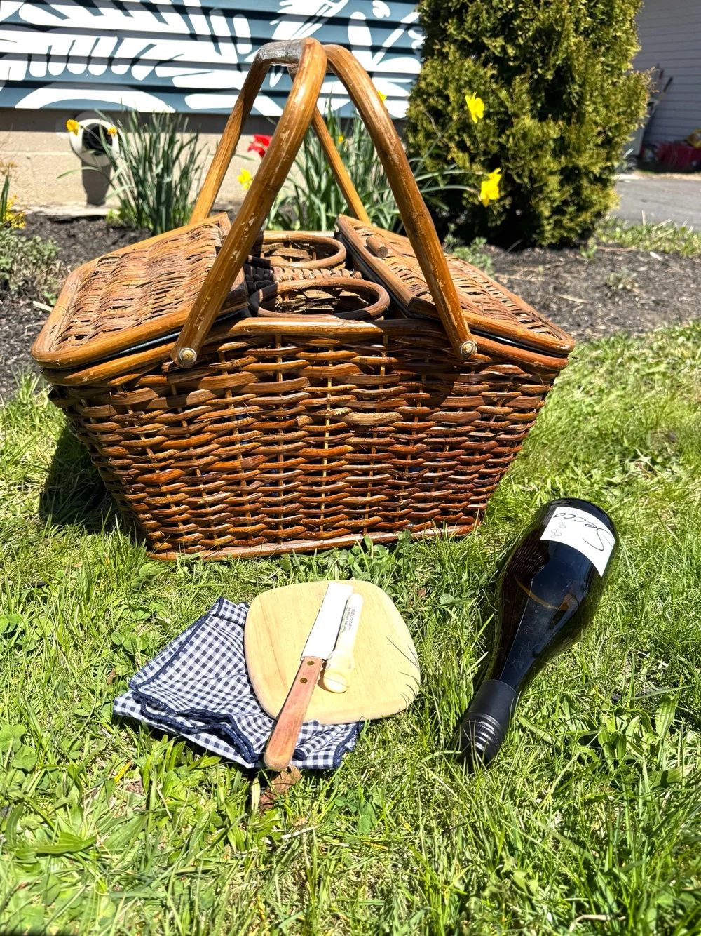 Vintage Wicker Bamboo Picnic Basket — Monstera Vintage Decor